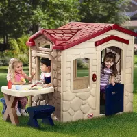 little-tikes-playhouse-picnic-on-patio