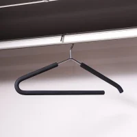 stora-42-cm-hanger-aluminium-triangle---hitam