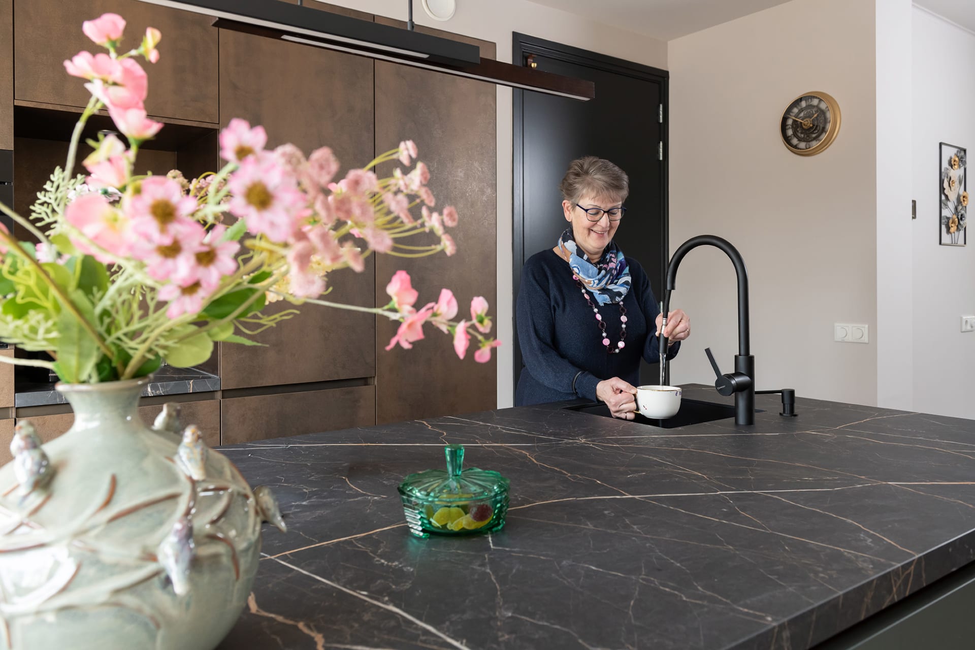 Kookeiland in de keuken van Gerda en Jos in Genemuiden