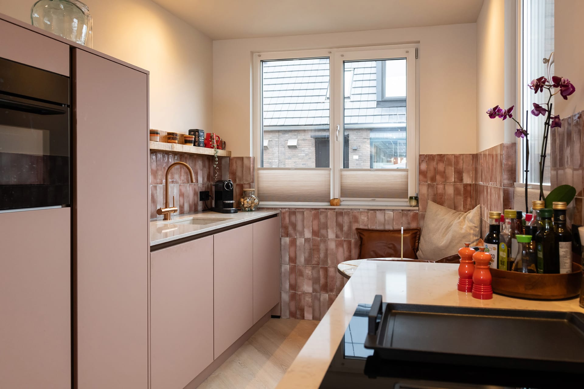 Wit marmerlook werkblad in combinatie met roze fronten bij Selma