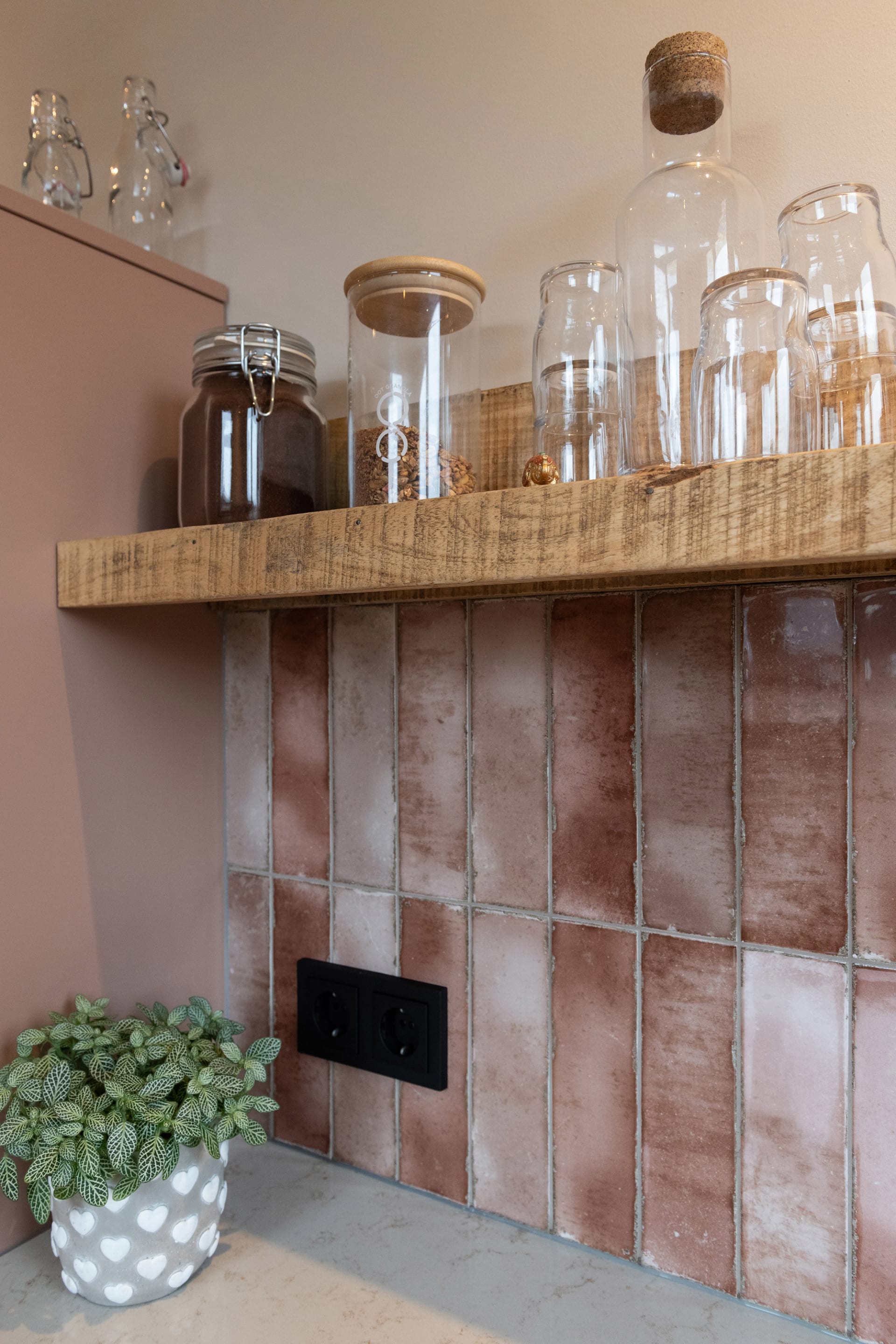 Roze bohemian fronten met greeplijsten en wit marmerlook werkblad