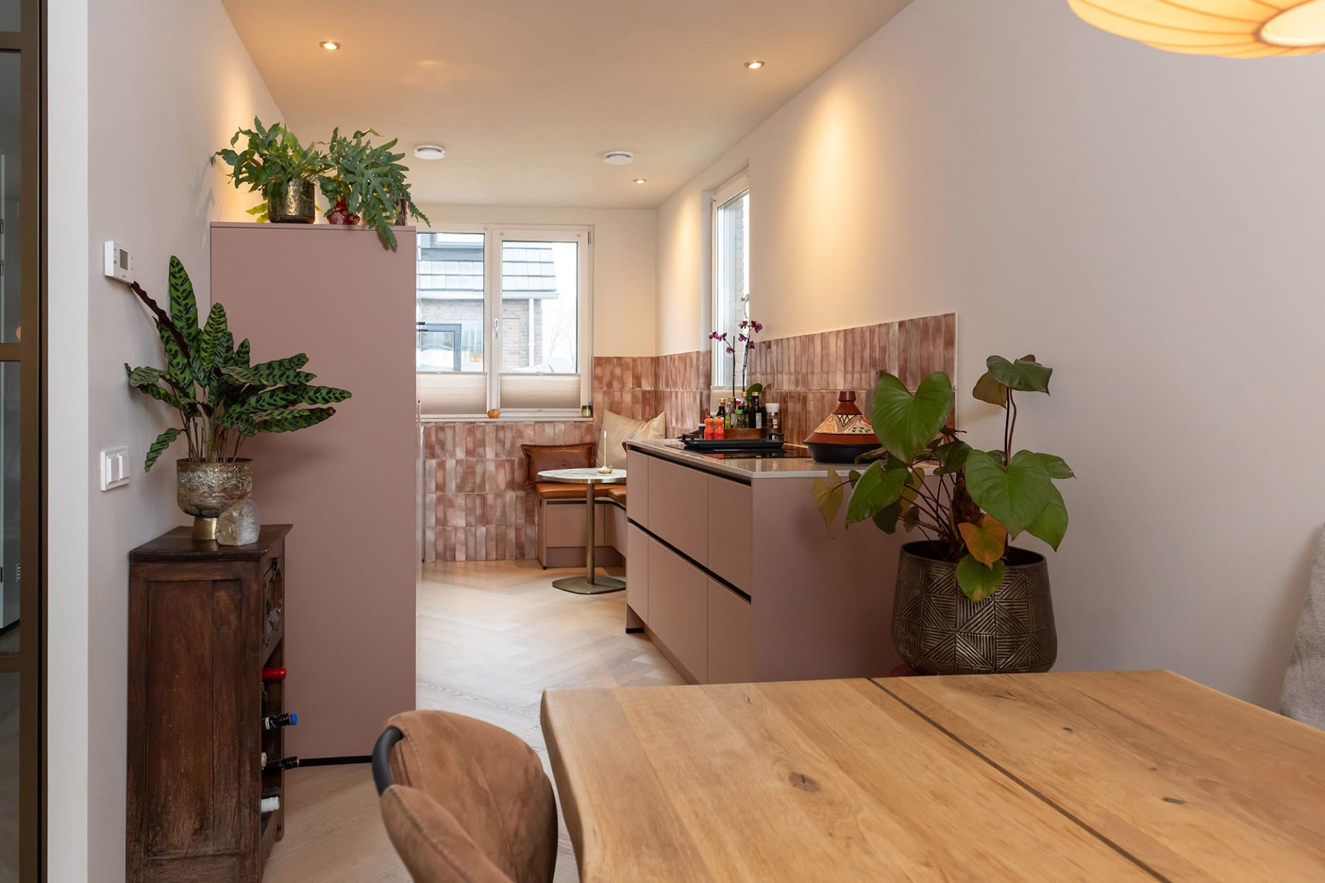 Roze fronten met greeplijsten in de keuken van Selma