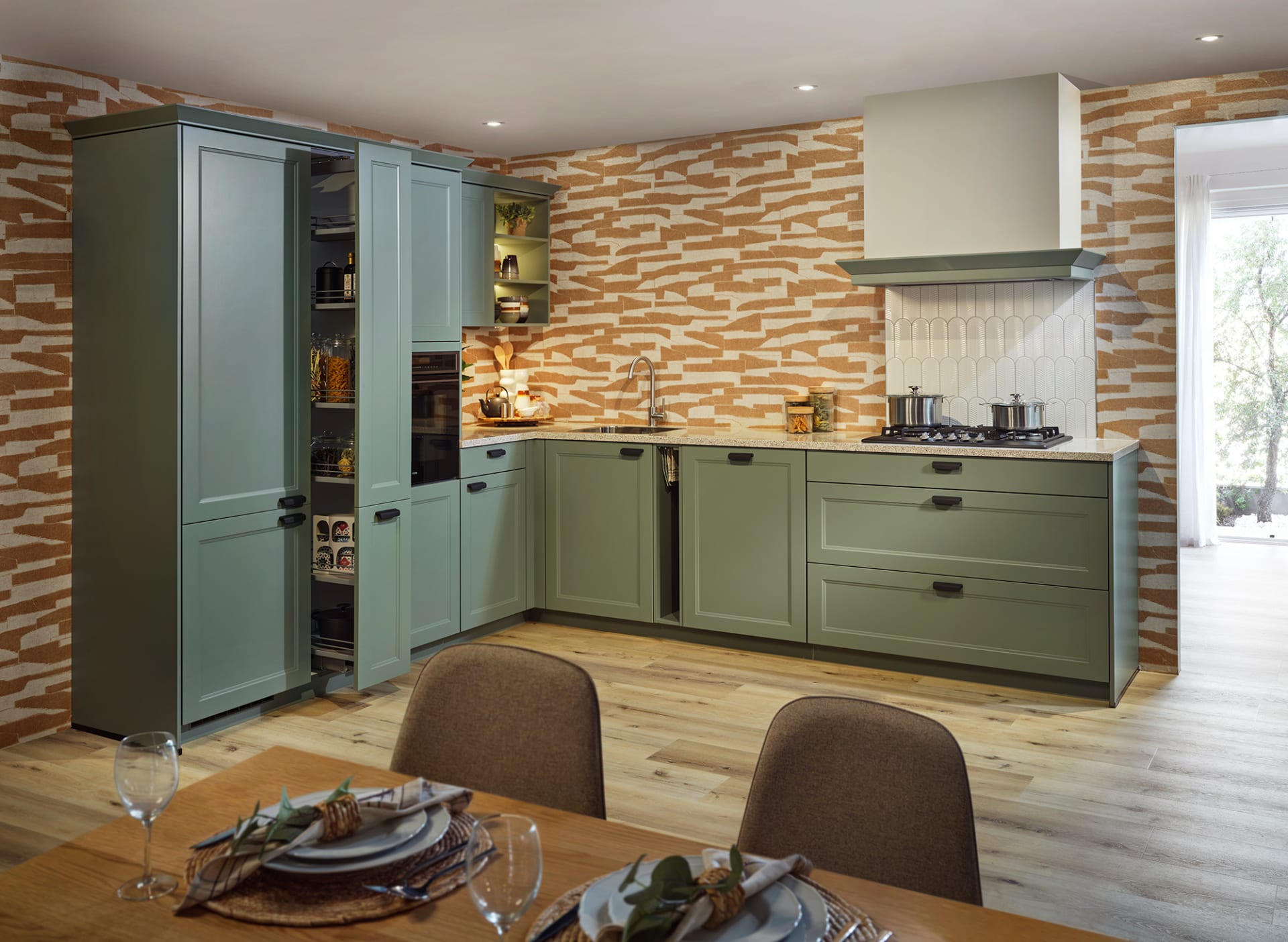 Deze landelijke L-keuken van Kitchen4All combineert rustieke charme met moderne functionaliteit. De matte groentinten fronten en het grijze composiet werkblad creëren een serene sfeer, perfect voor een open keukenindeling.