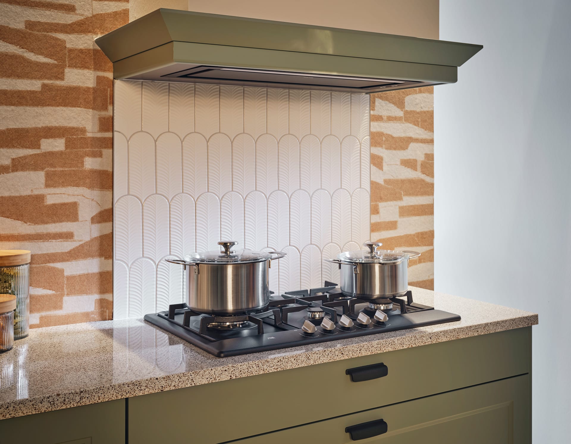 Keuken met olijfgroene fronten en warme aardetinten