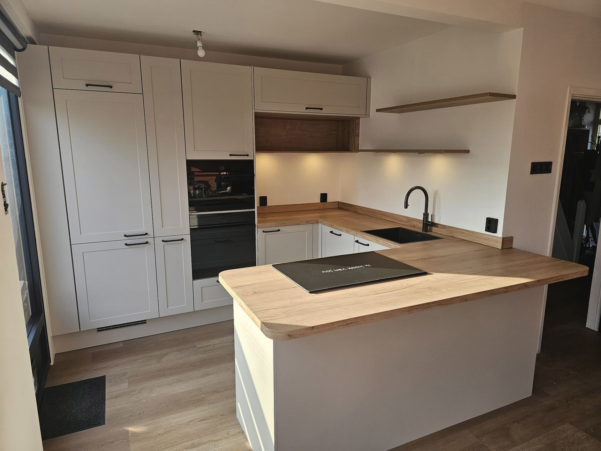 Opgeleverde landelijk moderne keuken Rotterdam