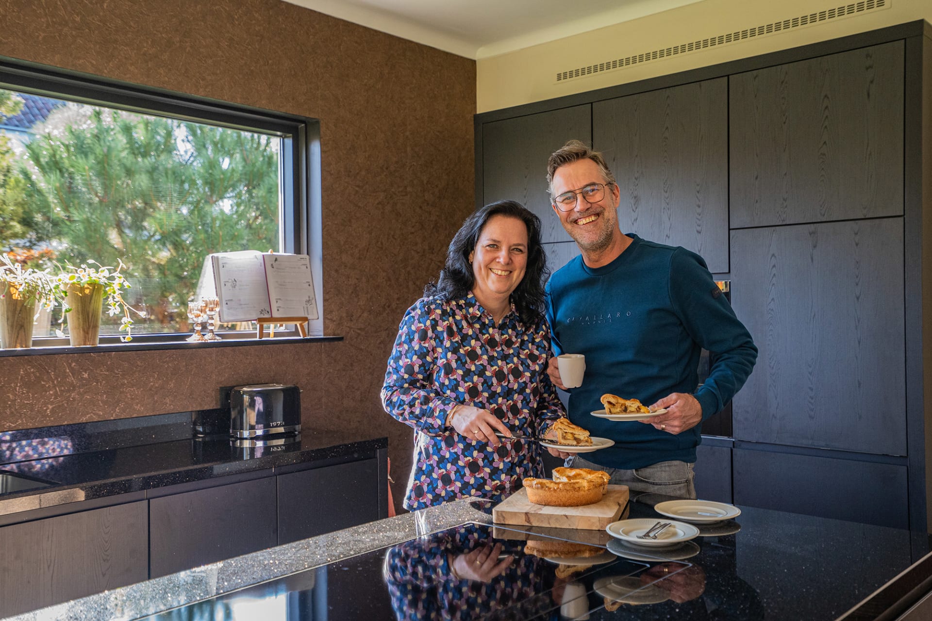 Warme donkere keuken met kookeiland voor Rick en Bianca