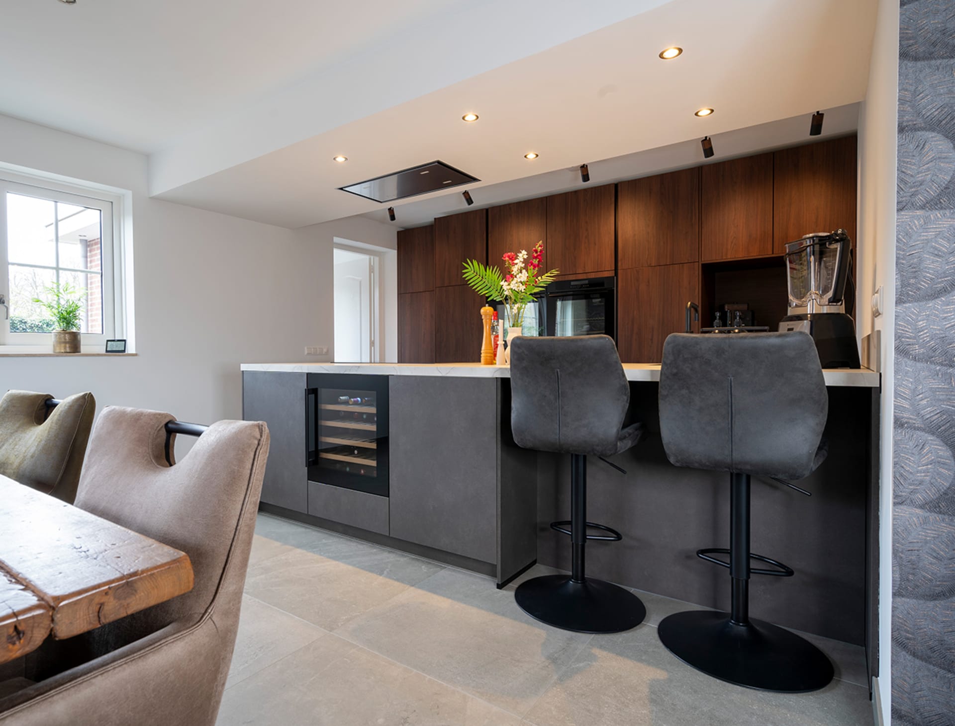 Ruime keukenopstelling met lichtgrijze fronten op het eiland