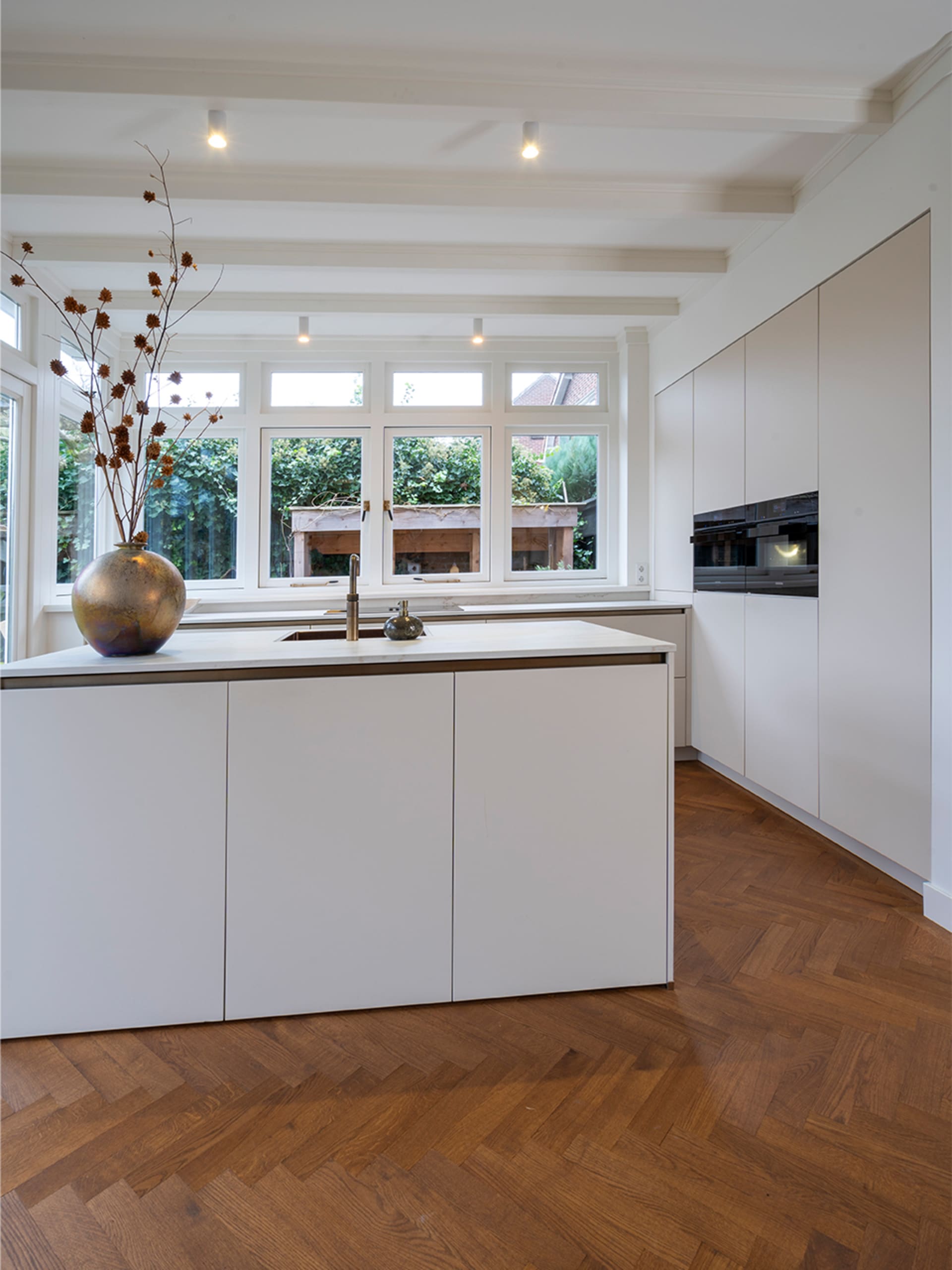 Ruime lichte keuken met natuurlijke materialen