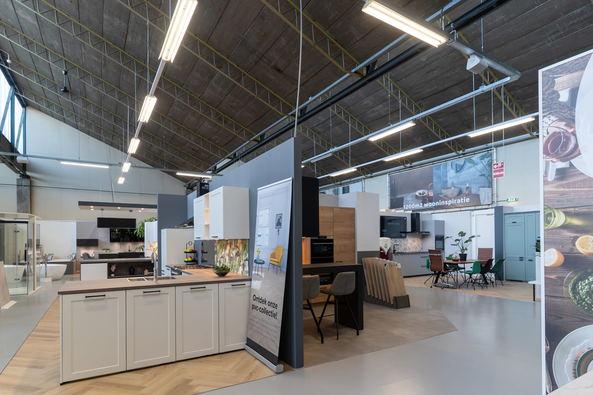Overzicht van diverse moderne keukenopstellingen in de winkel van Kitchen4All Vianen