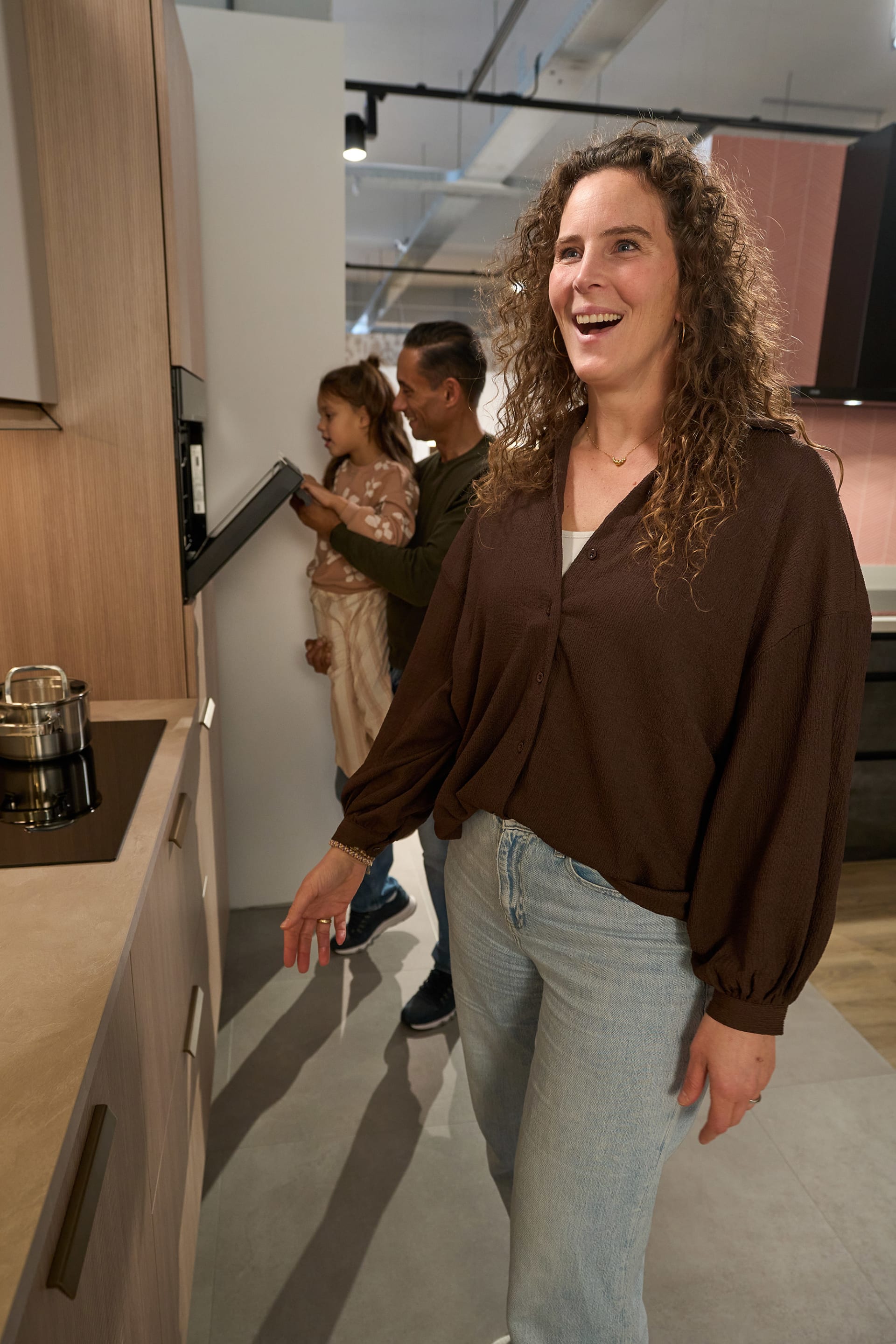 Gezin in Kitchen4All winkel tijdens adviesgesprek