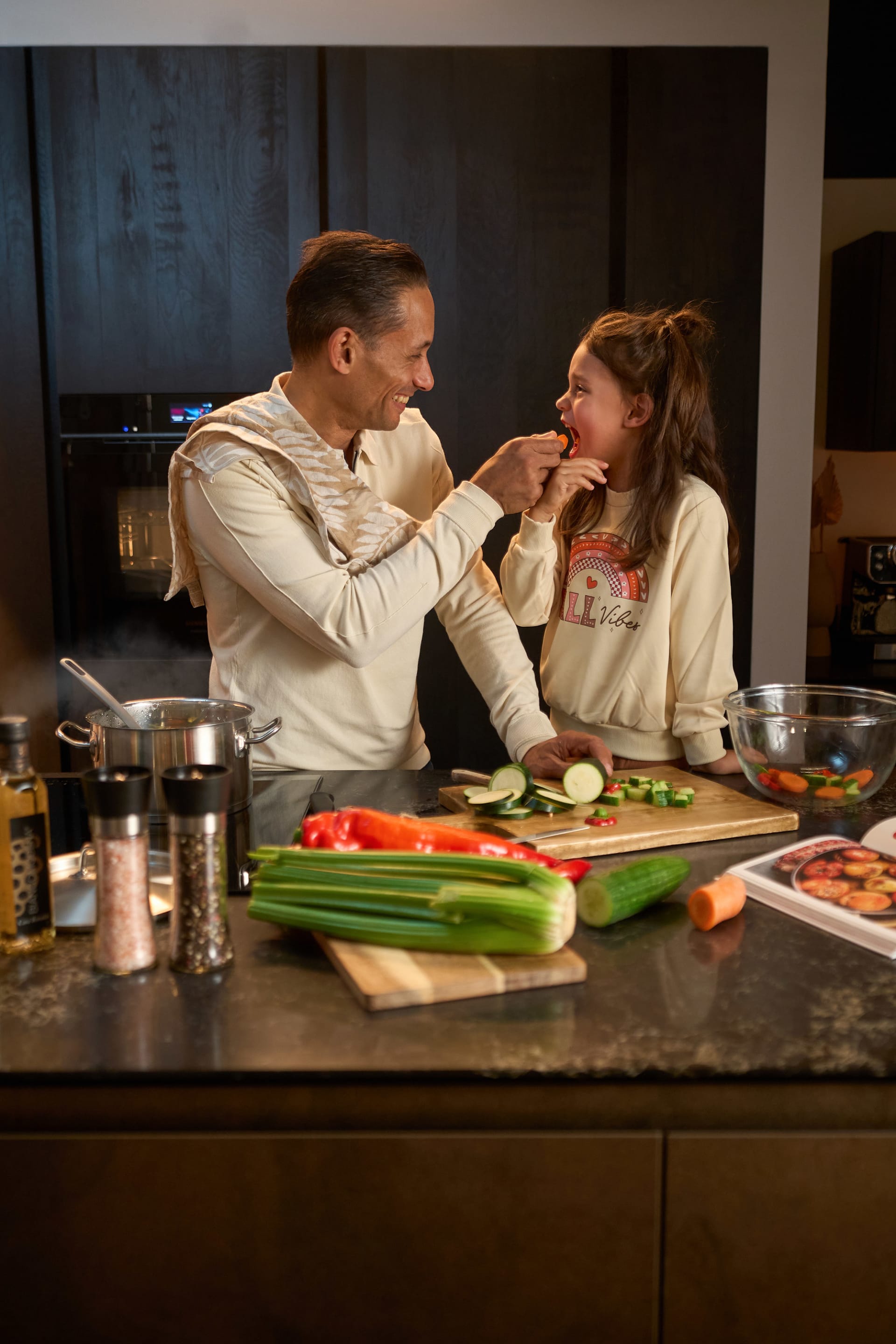 Vader en dochter koken samen in hun nieuwe keuken