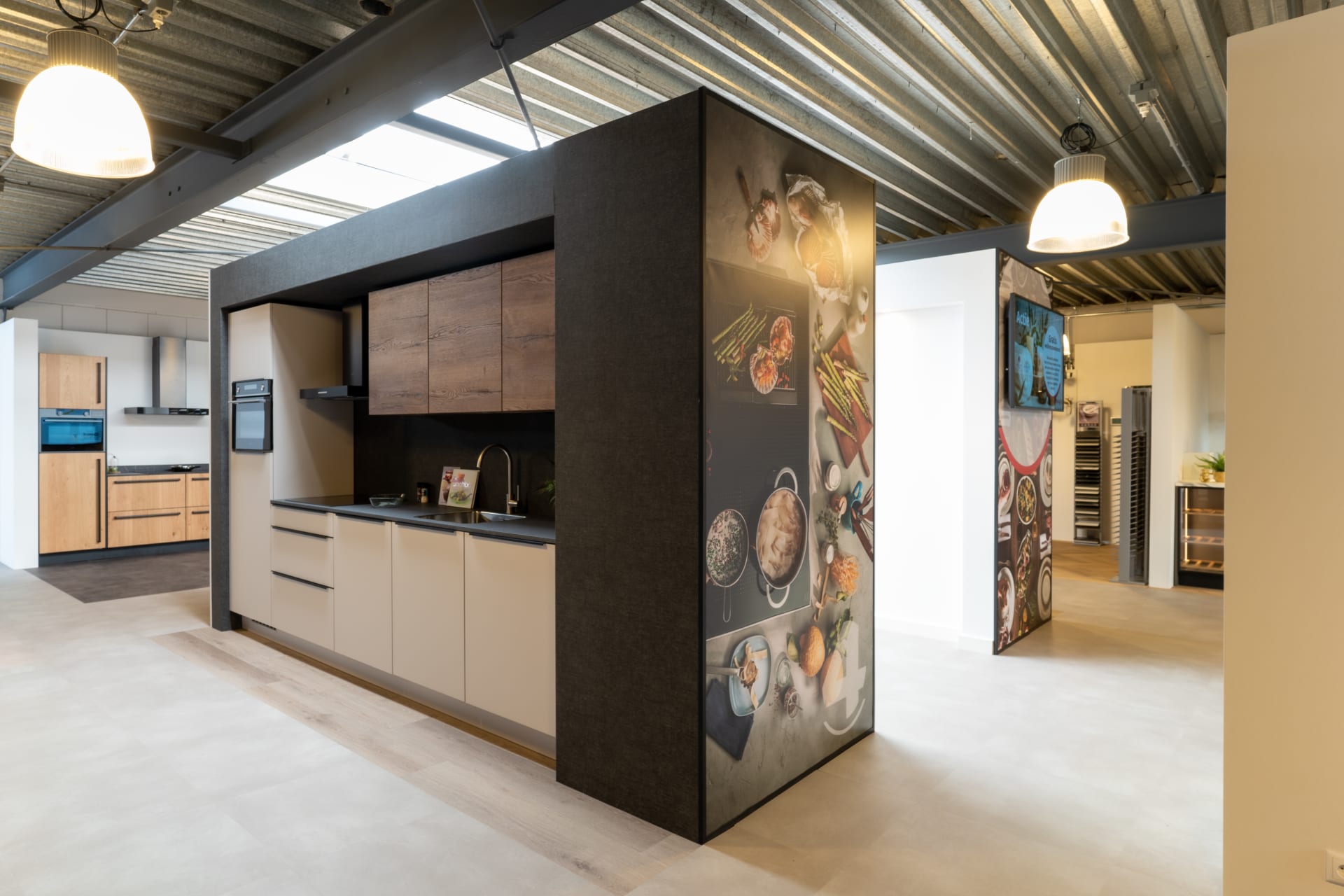 Keukenopstelling met lichte fronten in de winkel van Kitchen4All Almere