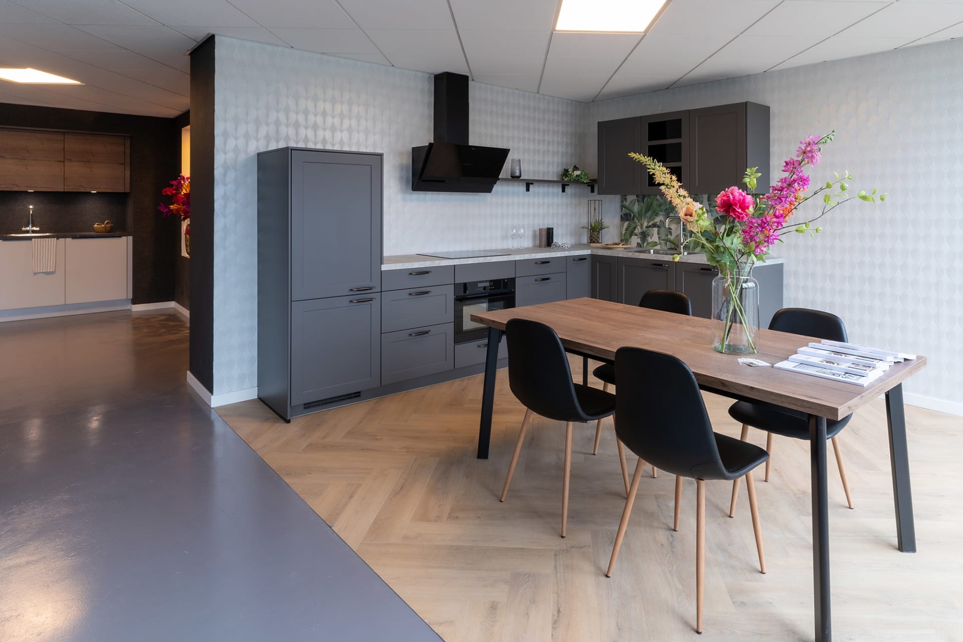 Grijze keukenopstelling met eettafel in de Kitchen4All-winkel in Beuningen
