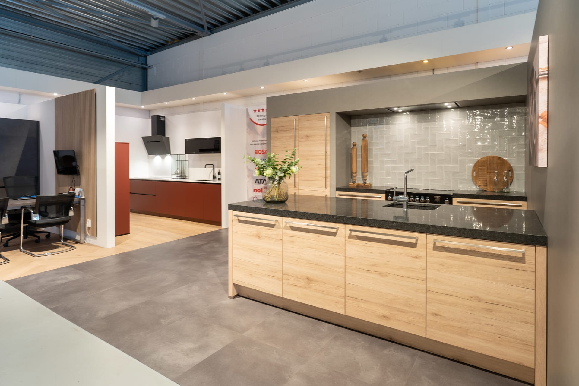 Houtkleurige keuken met zwart werkblad en witte wandtegels in de Kitchen4All-winkel