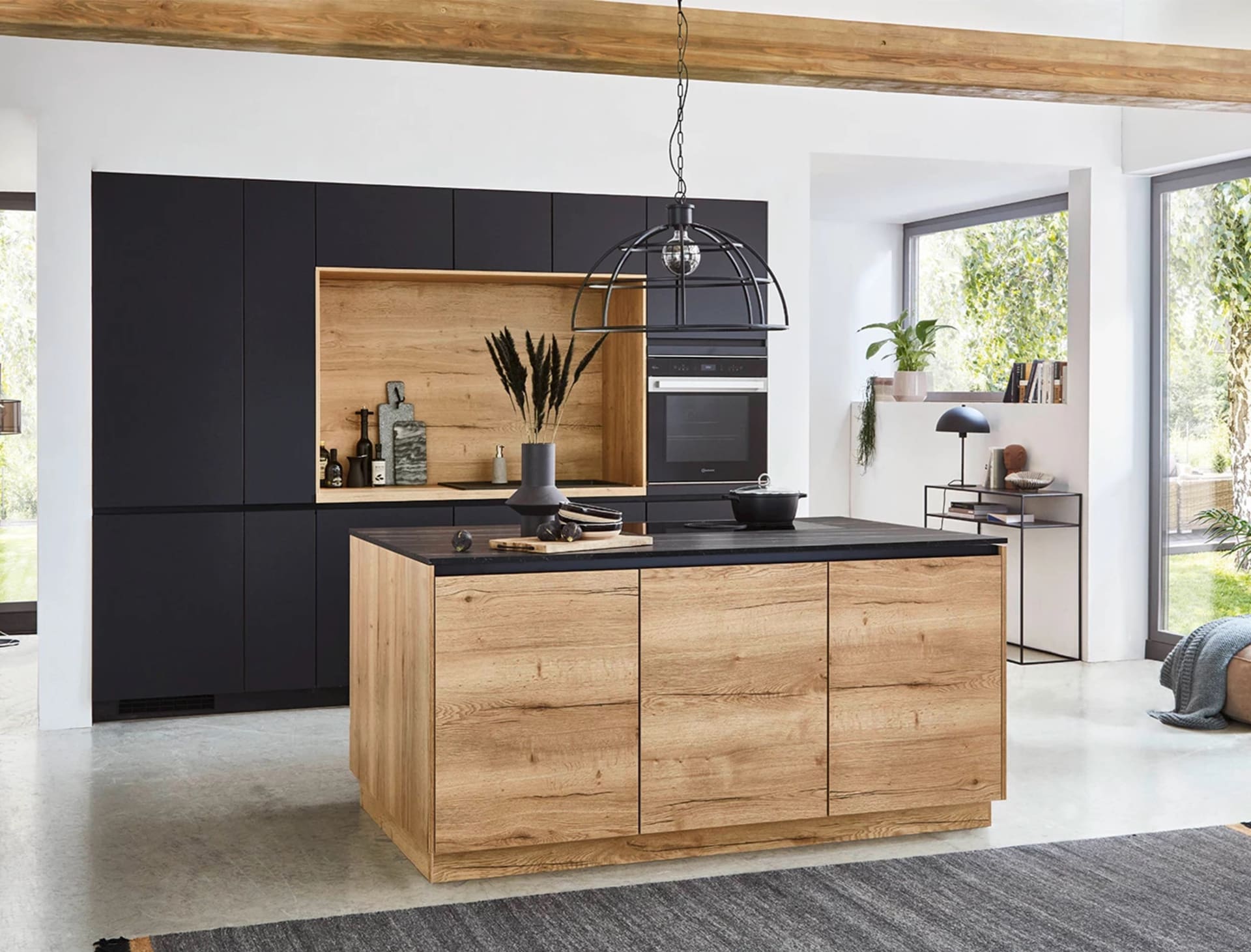 Industriele keuken met houten kookeiland en donkere kastenwand