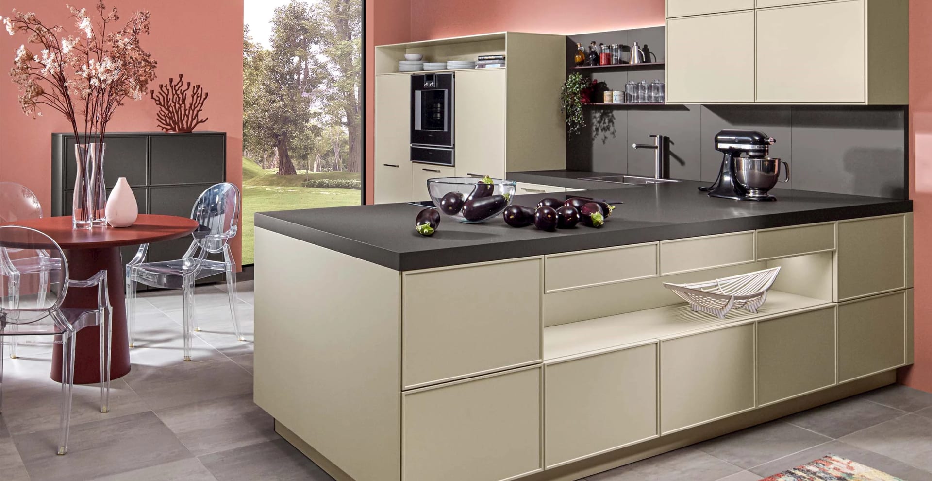 Taupe keuken met zwart blad