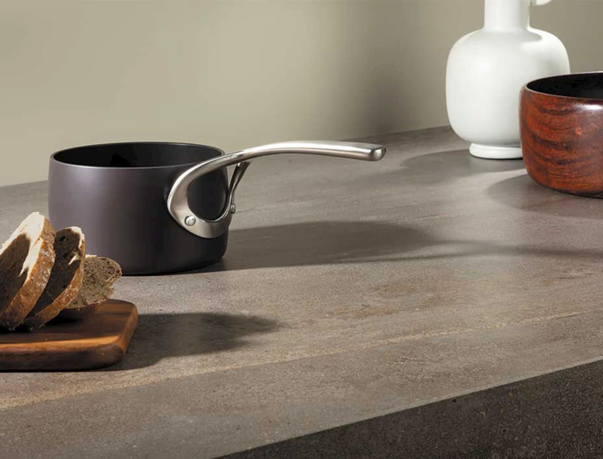 Donker keramiek werkblad detail