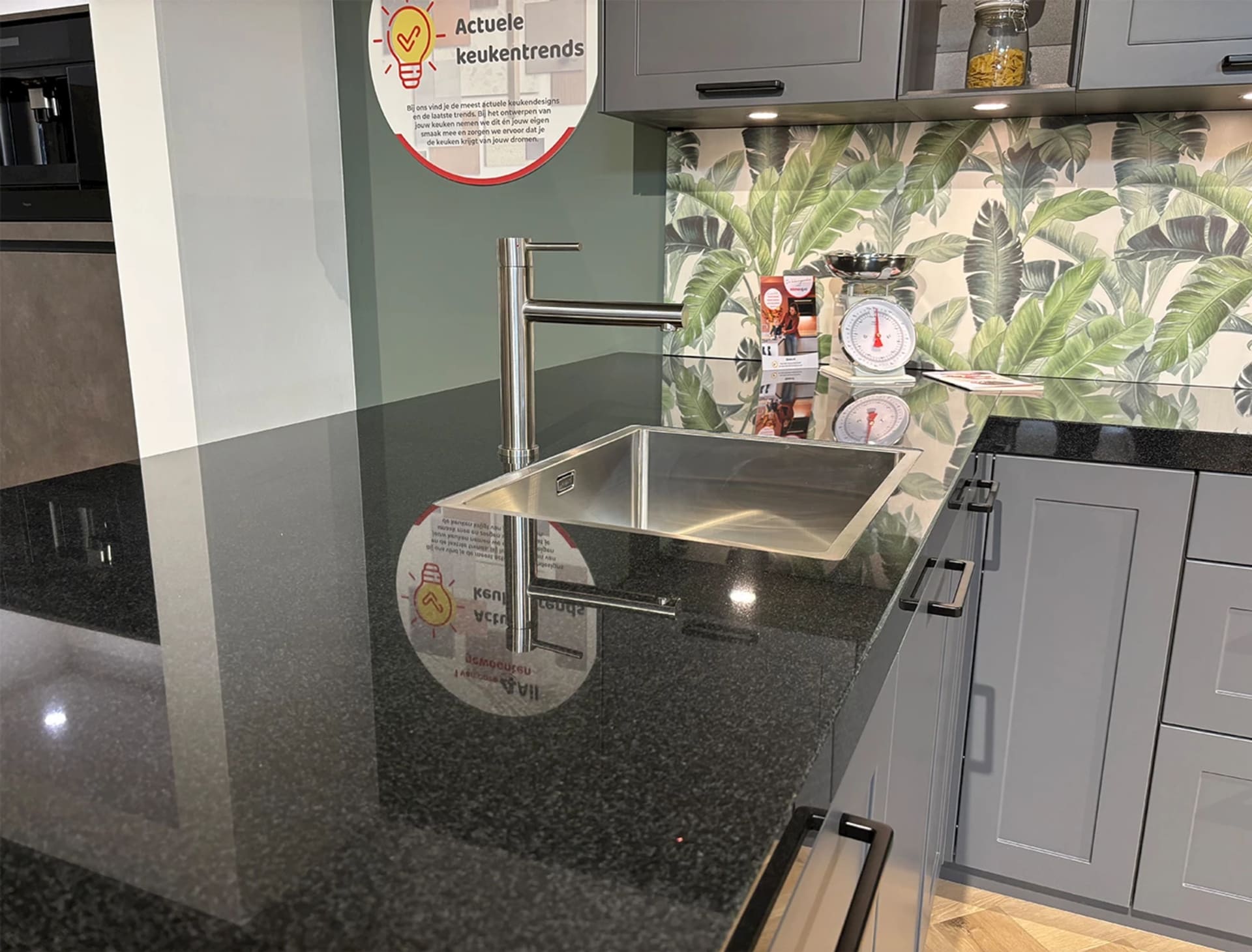 Showroomkeuken met grijs werkblad