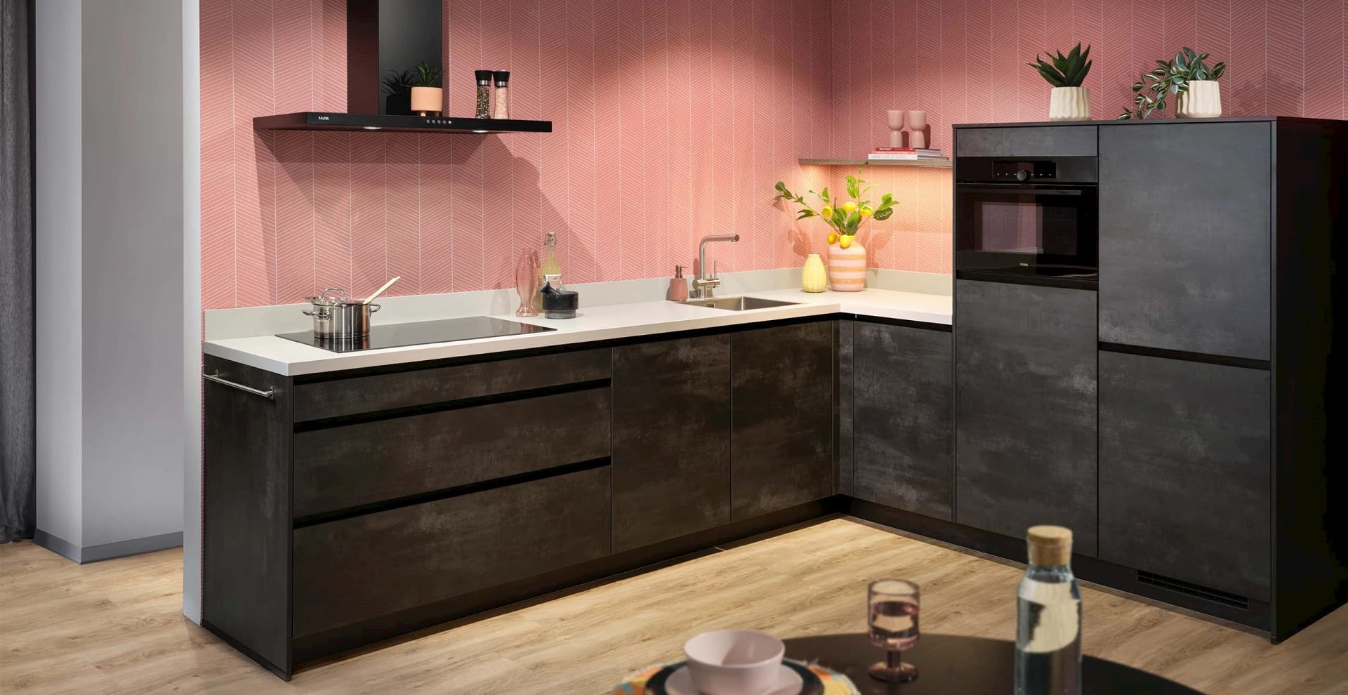 Hoekkeuken met halfhoge kastenwand