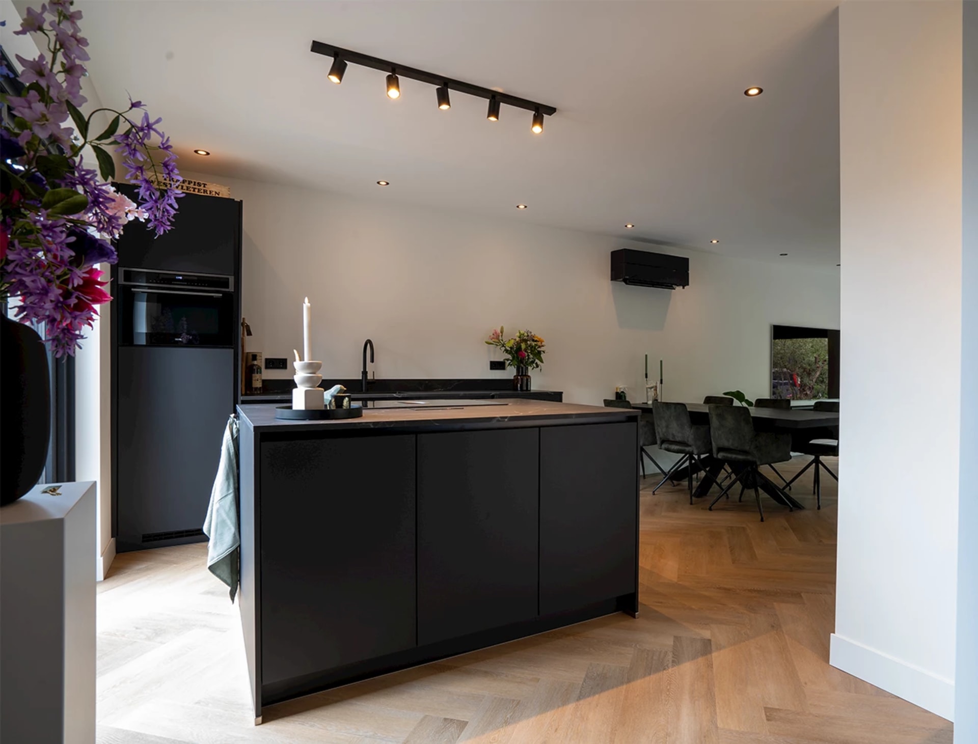 Luxe zwarte keuken met kookeiland