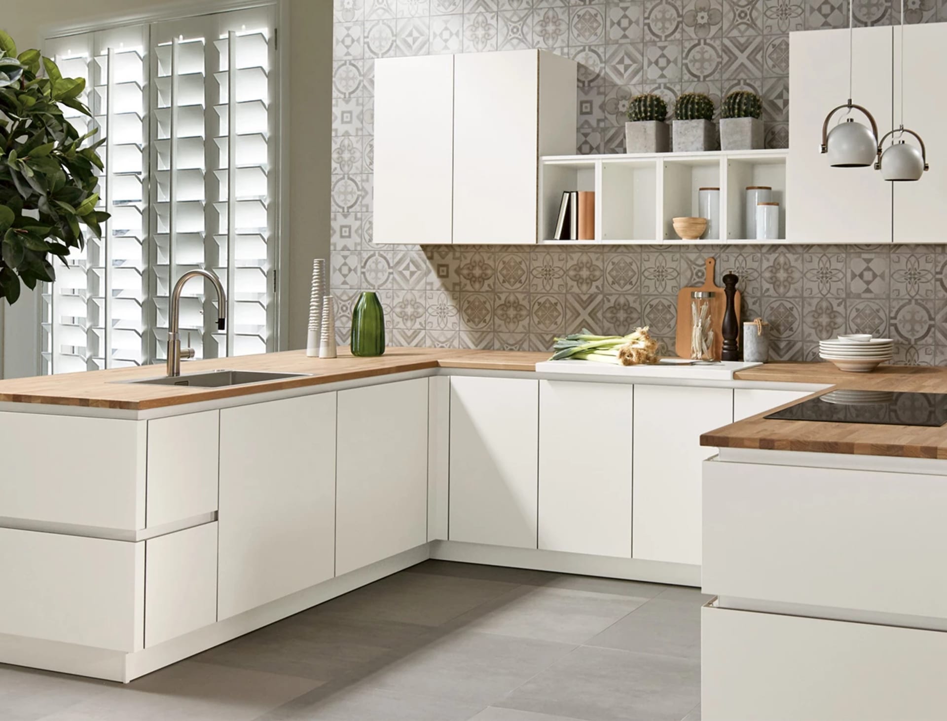 Scandinavische witte keuken met hout