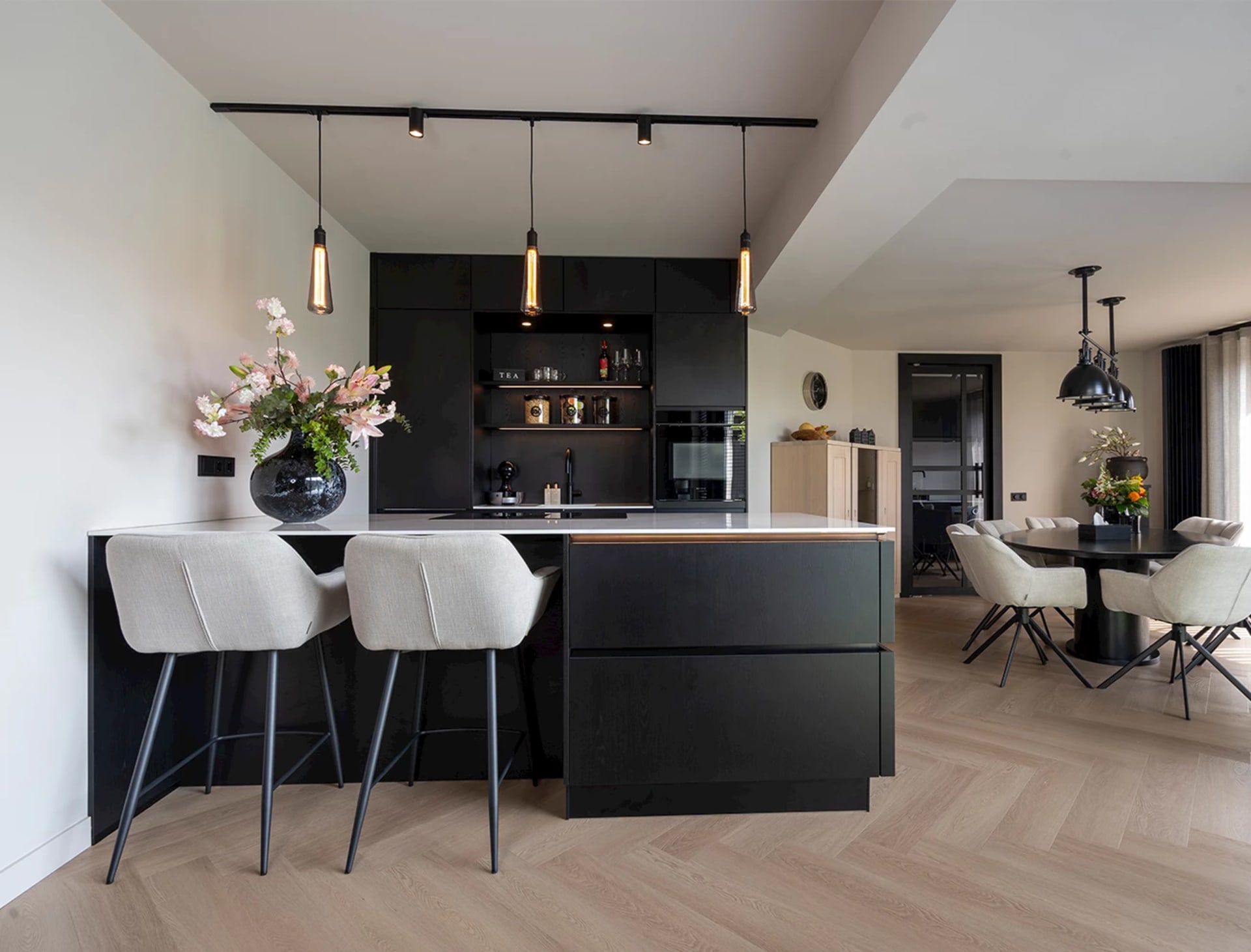 Zwarte parallel keuken met kookeiland