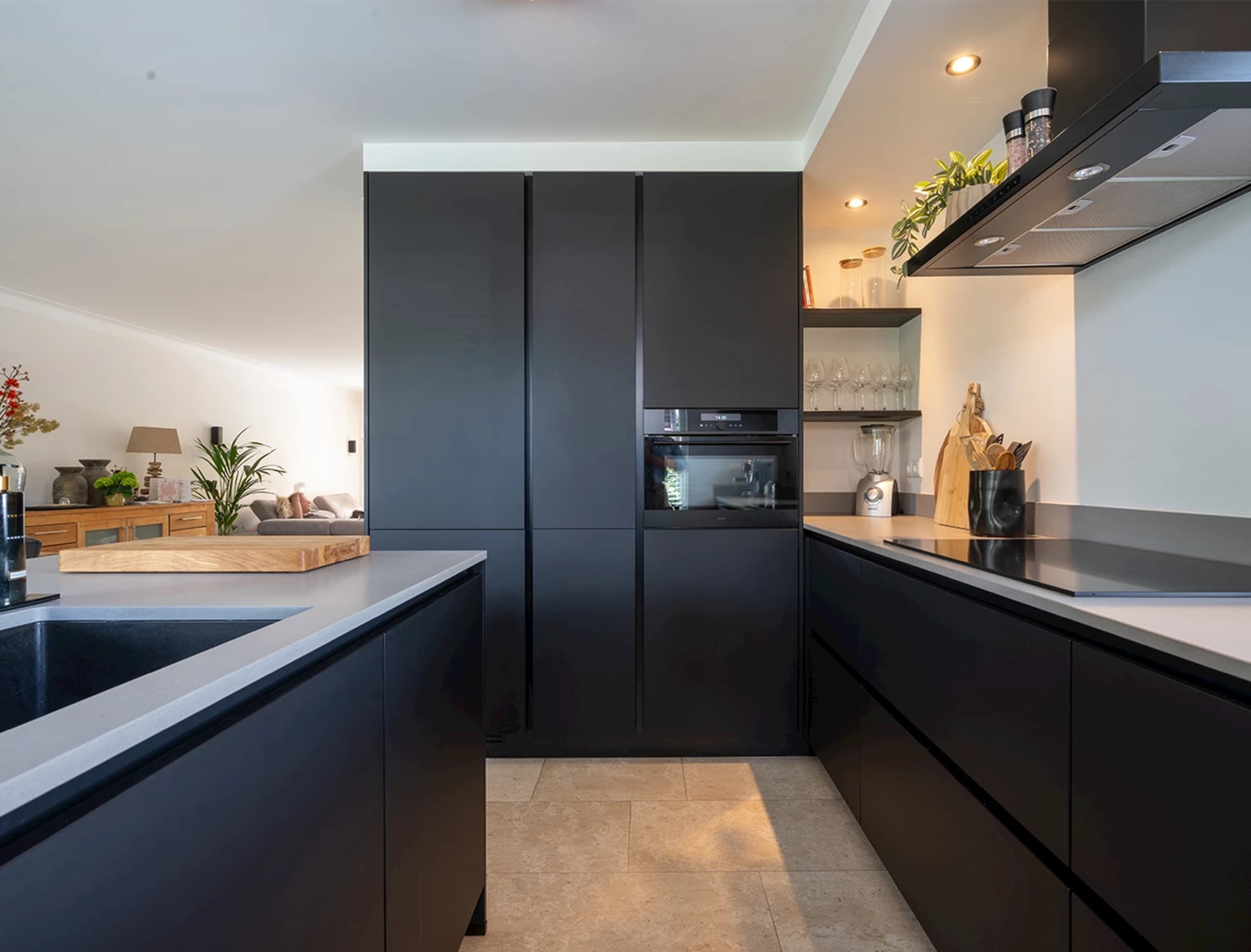 Oven in een strakke keuken