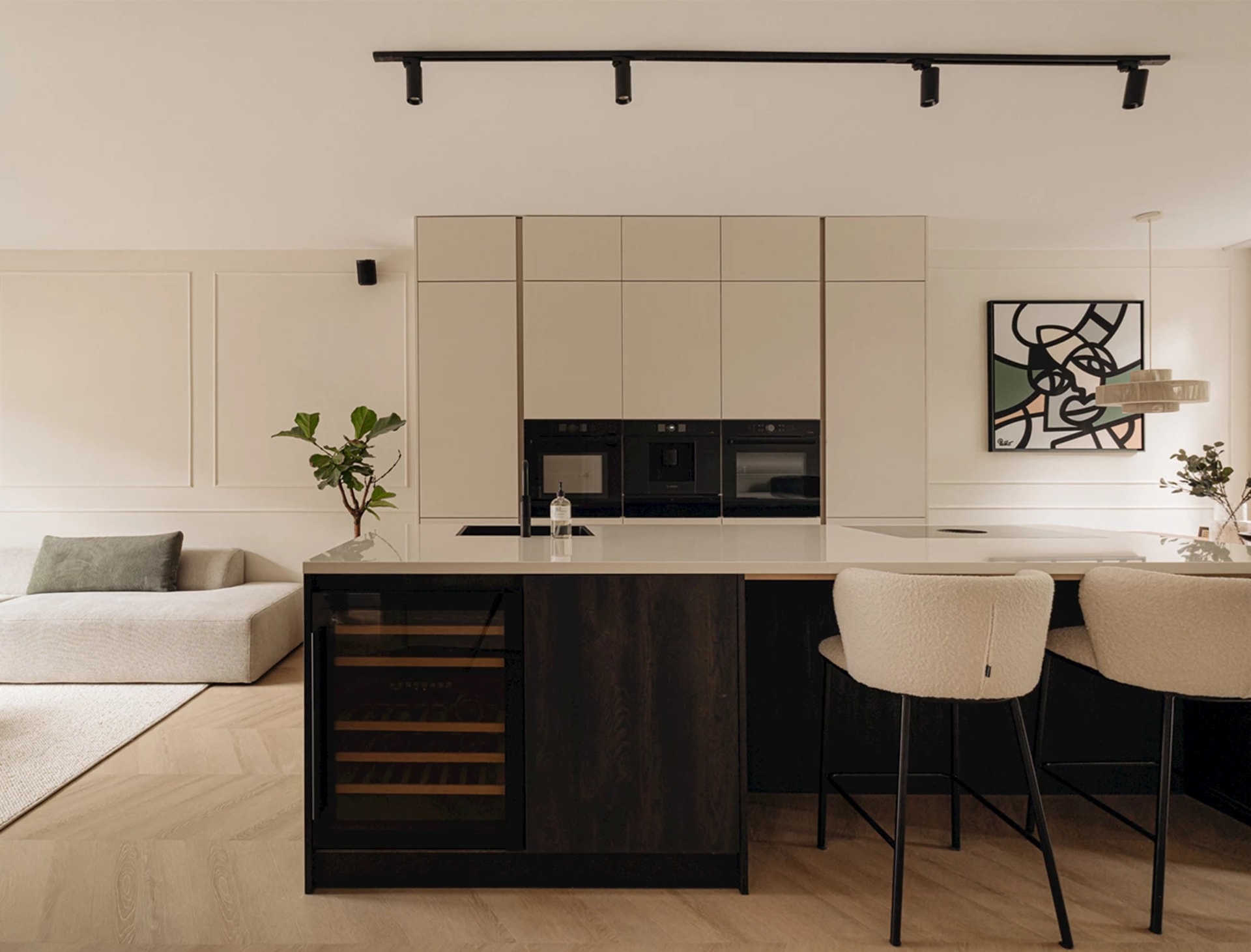 Exclusieve keuken op maat met luxe fronten en hoge kasten