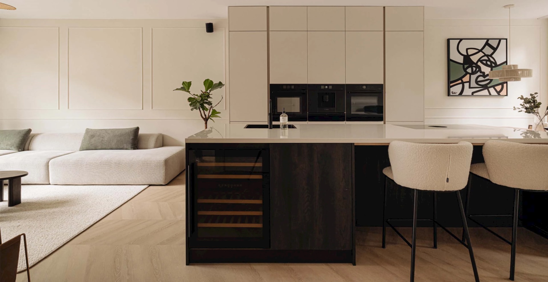 Zandkleurige luxe keuken