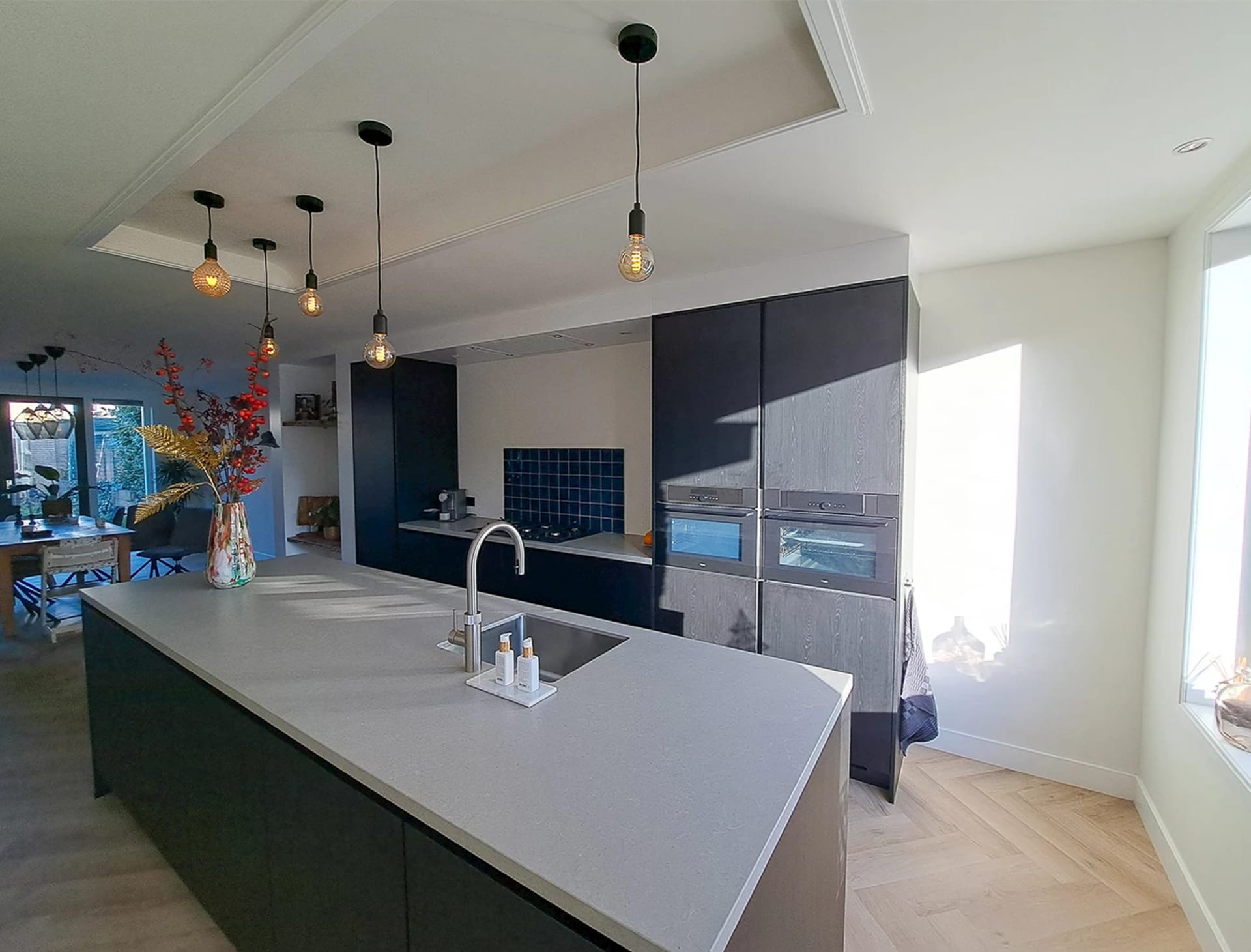 Zwarte keuken met grijs blad