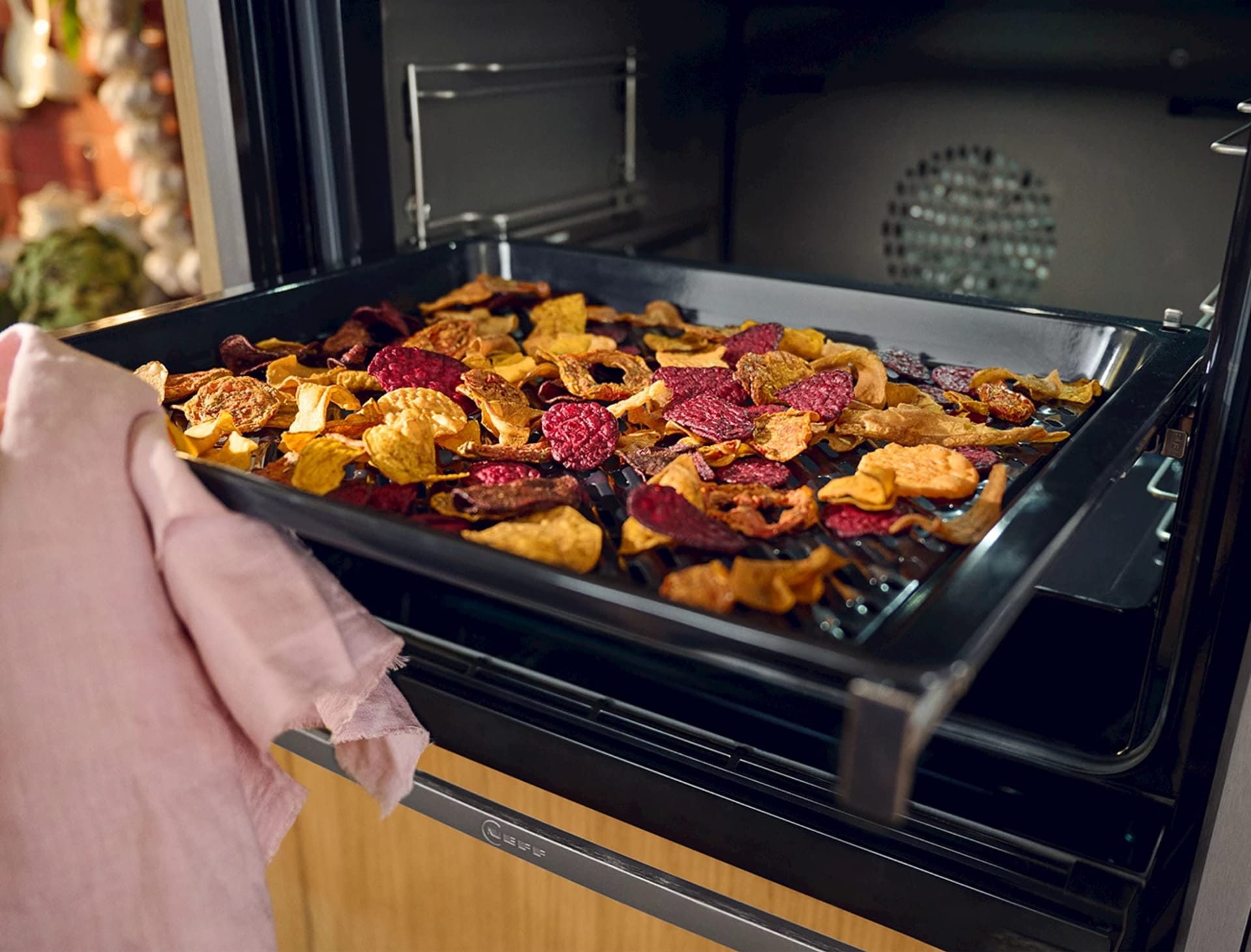 Oven met slide-and-hide deur in keuken