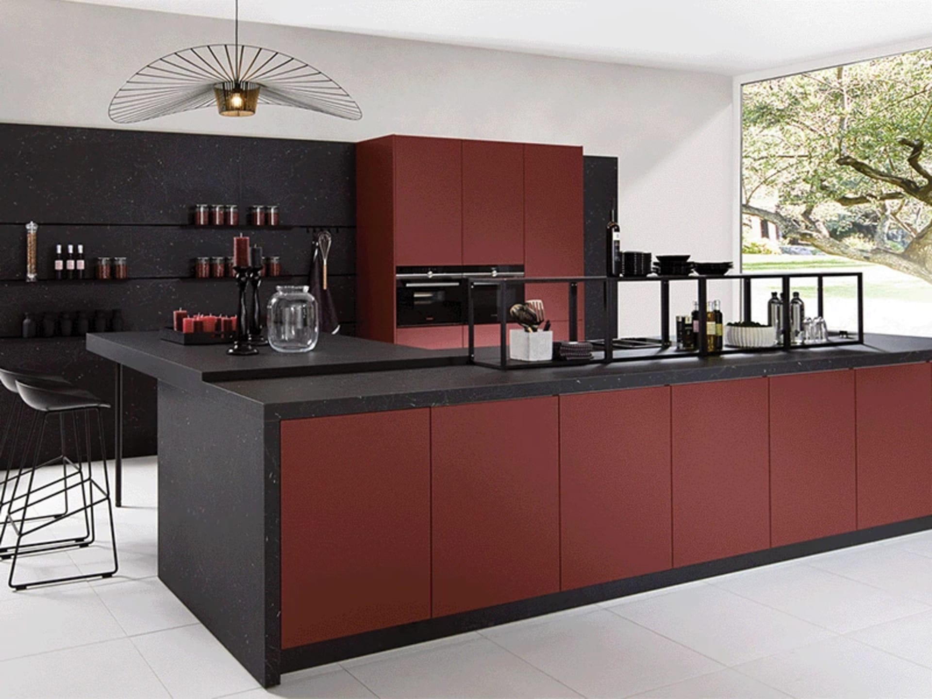 Keuken in ossenbloed-tint met klassieke kaderfronten