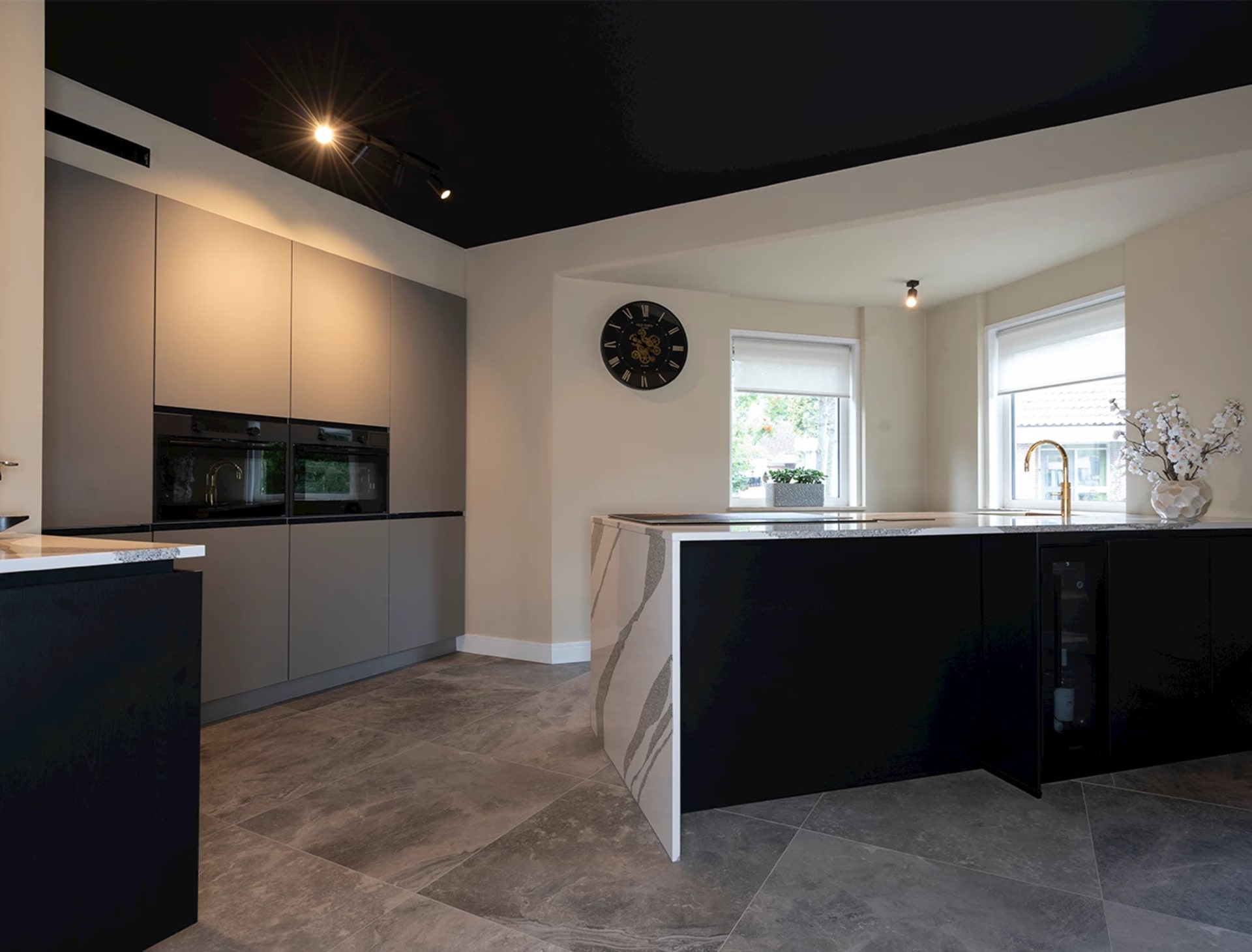 Exclusieve keuken met marmerlook werkblad uit het Kitchen4All assortiment
