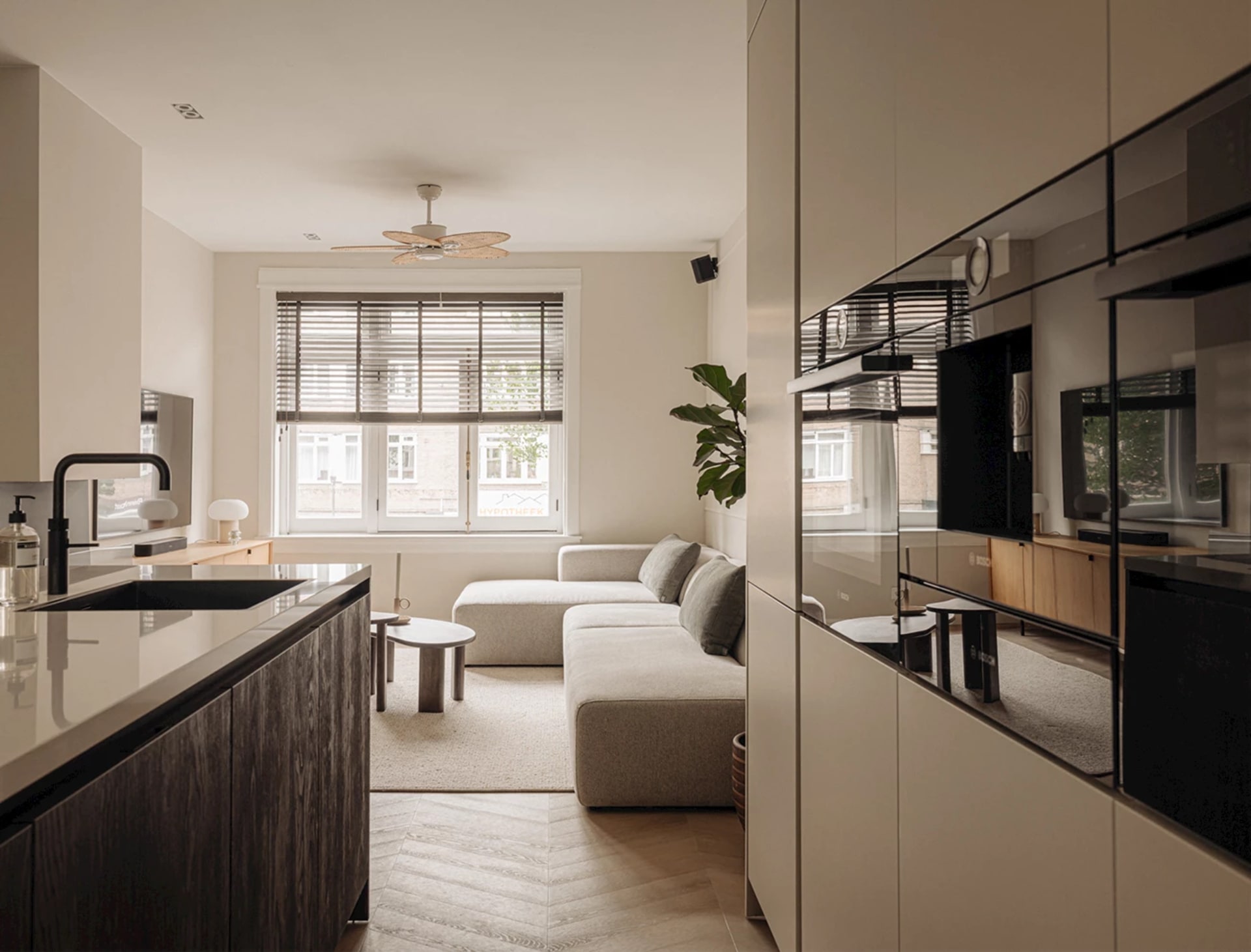 Zwarte keukenapparatuur