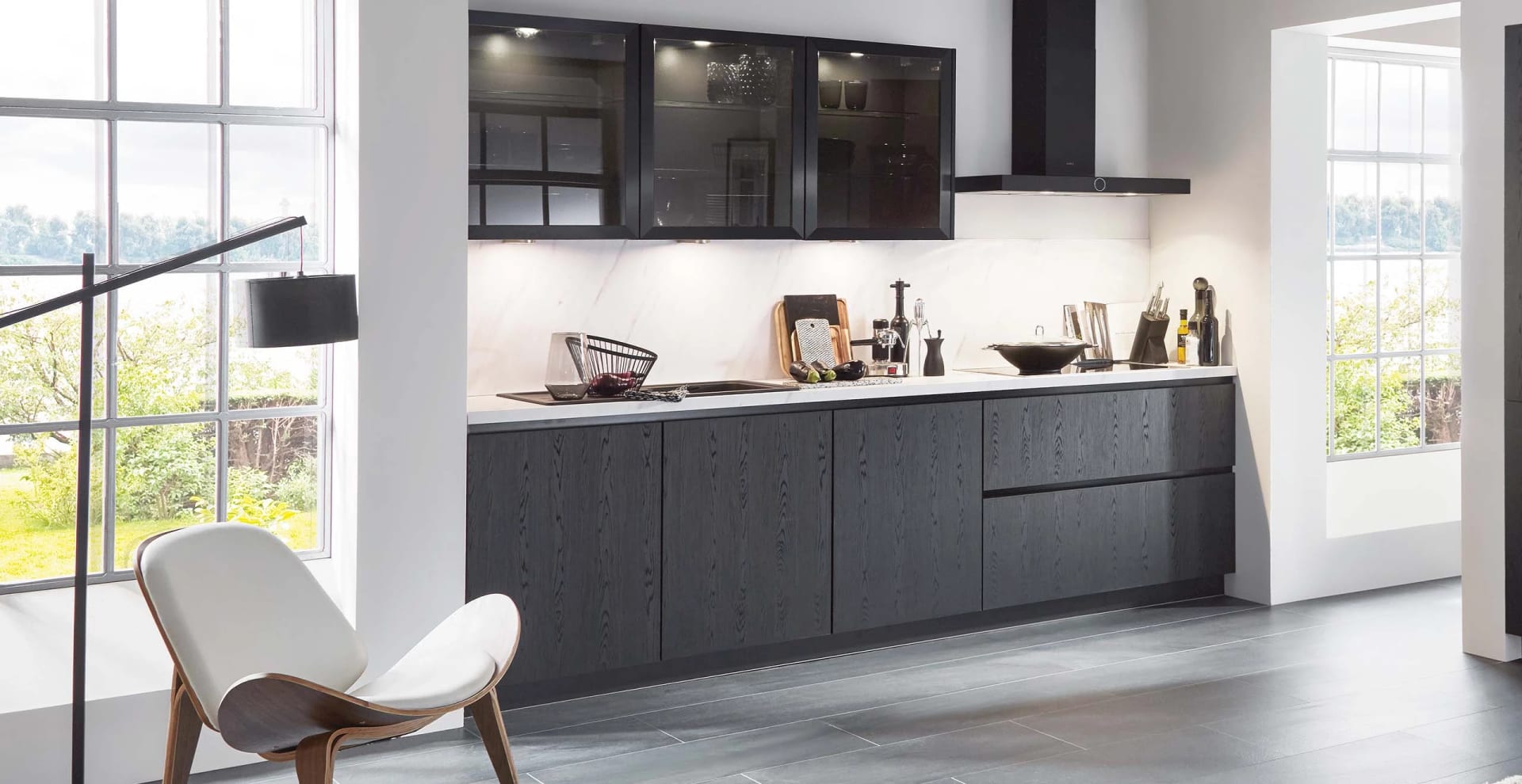 Houtlook rechte zwarte keuken