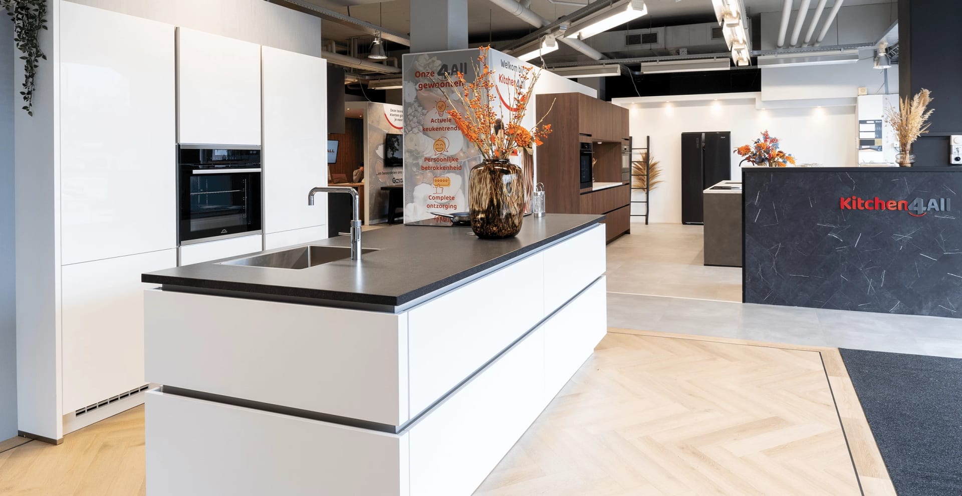 Tijdloos Fris keuken in de showroom van Kitchen4All