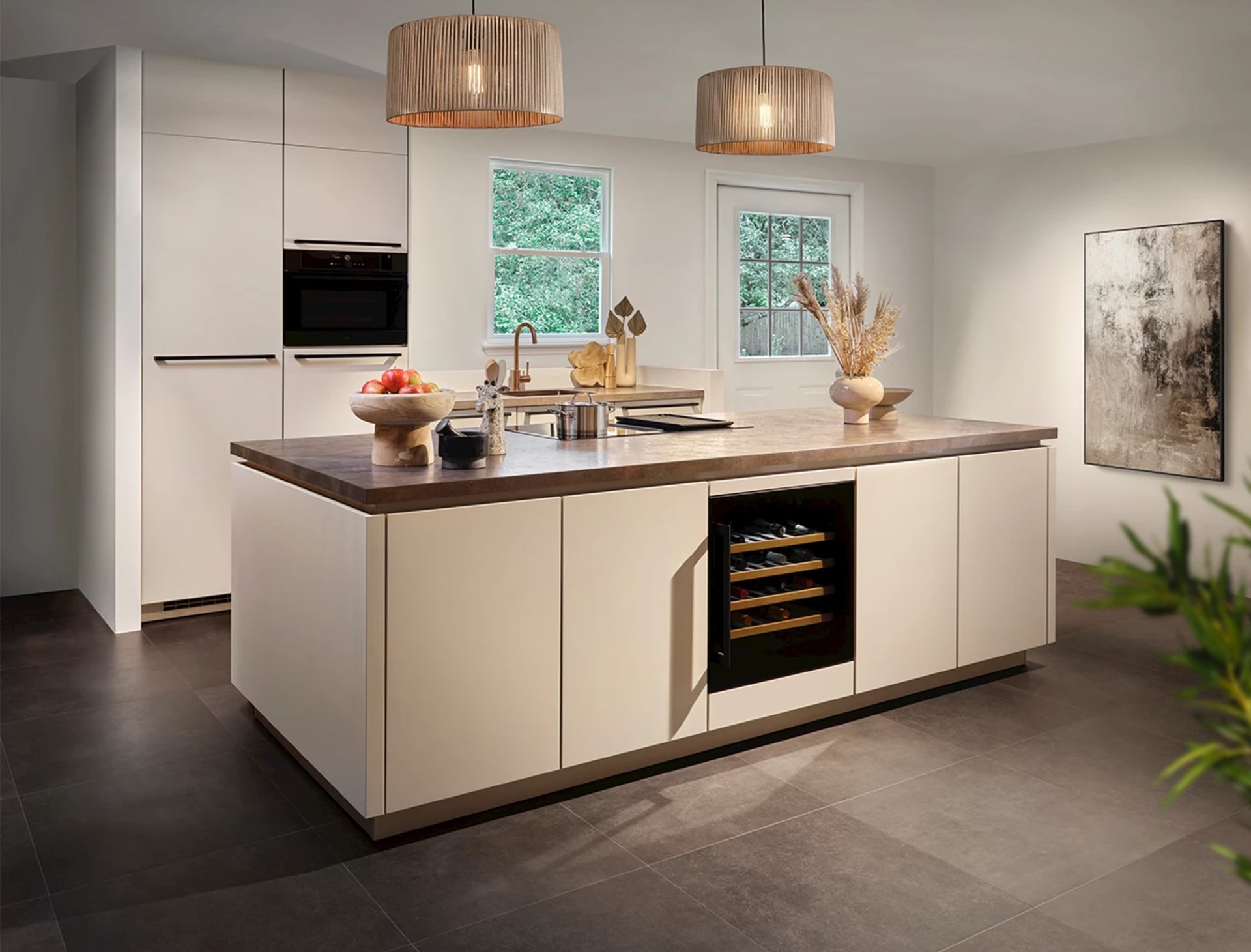 Zandkleurige parallel keuken met kastenwand