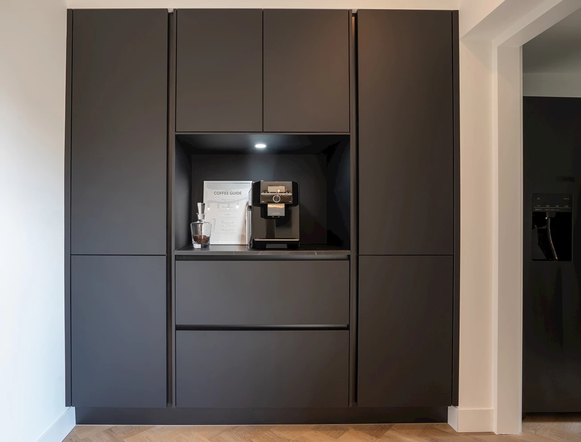 Hoge kastenwand met koffiehoek