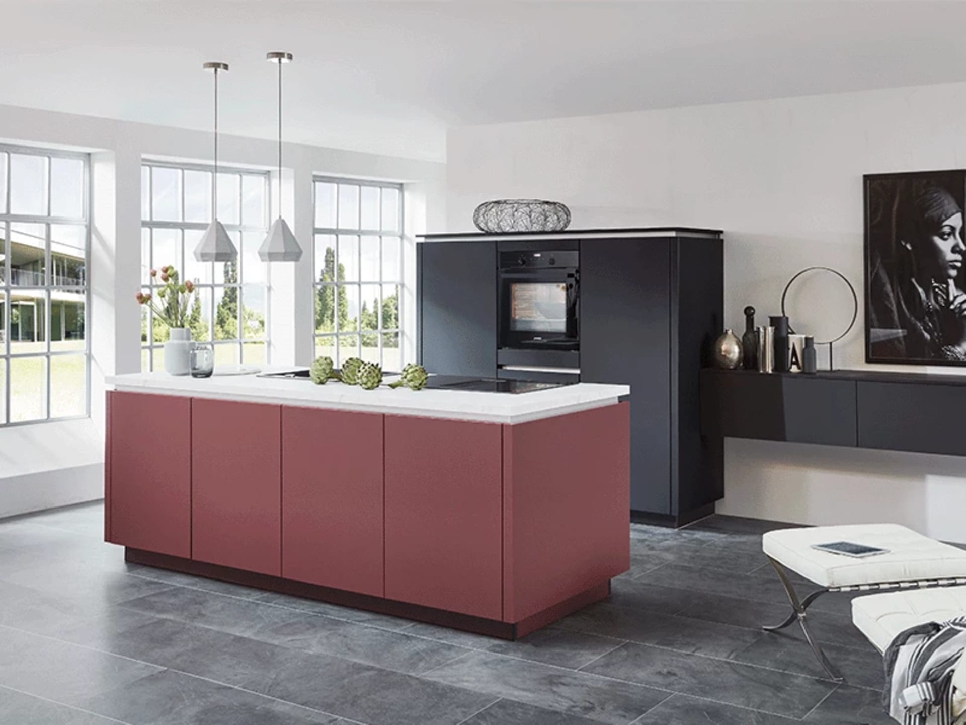 Rode keuken gecombineerd met zwarte fronten en houtlook werkblad