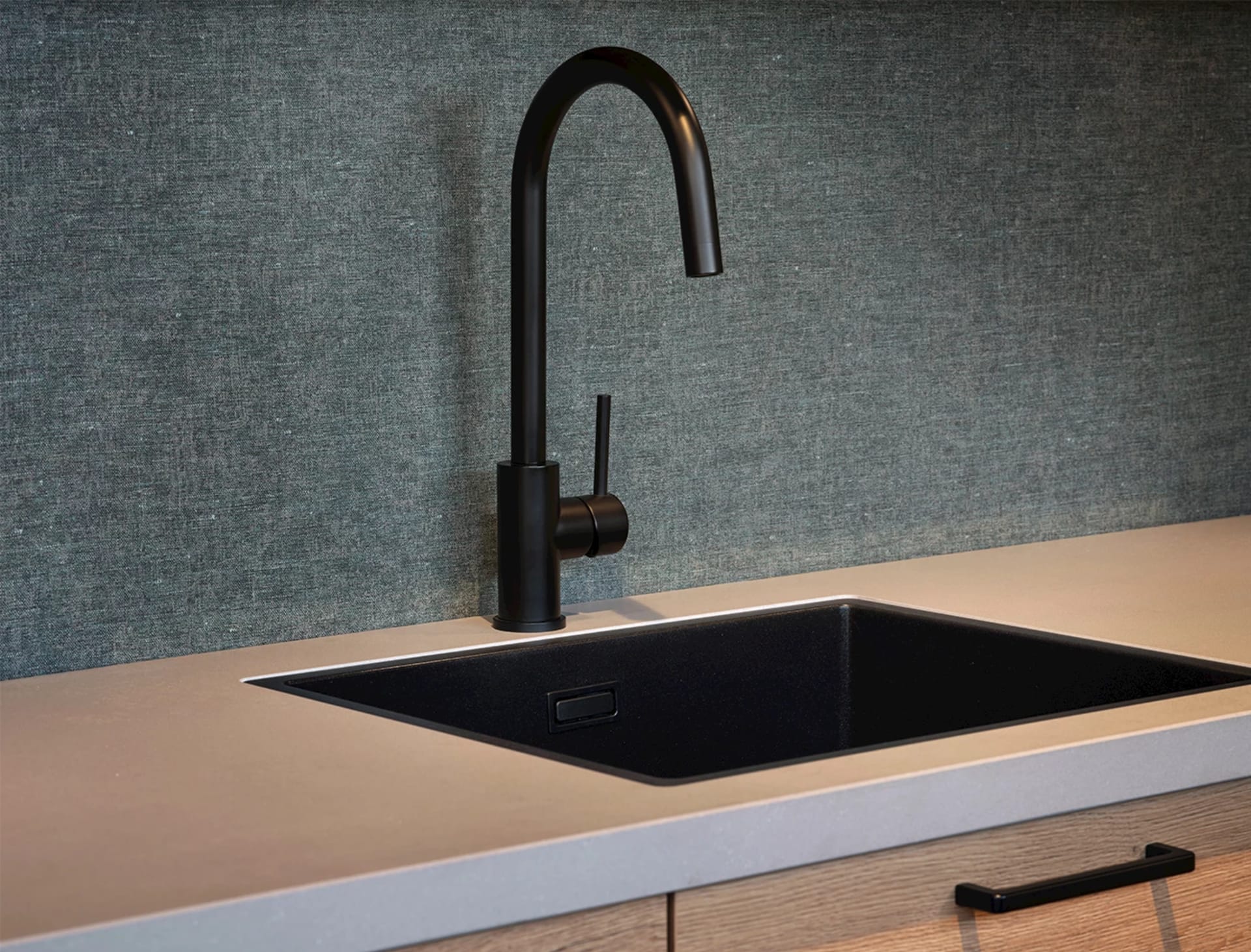 Mat zwarte keukenkraan