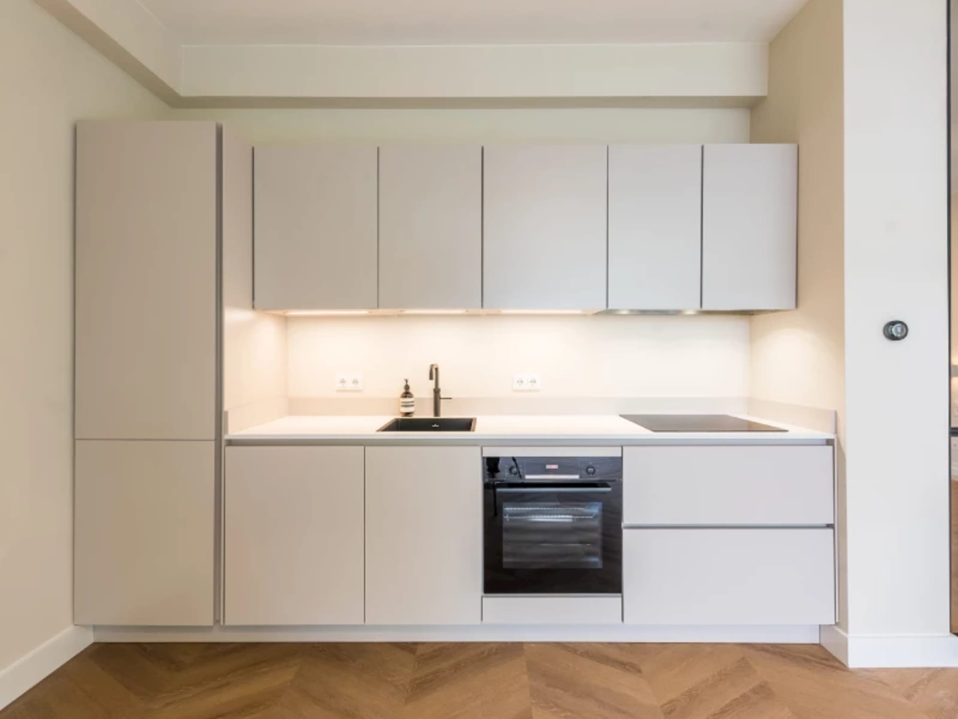 Rechte keuken met bovenkasten