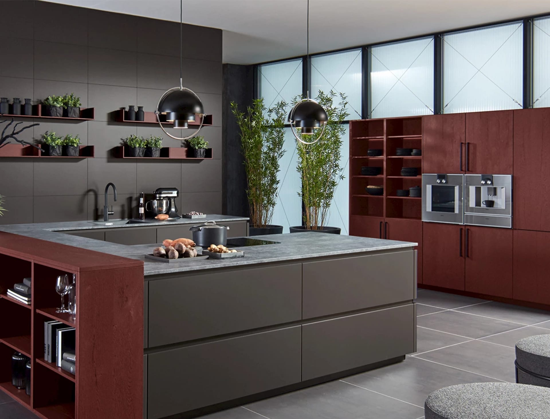 Rode keuken met volledig rode fronten en houten werkblad