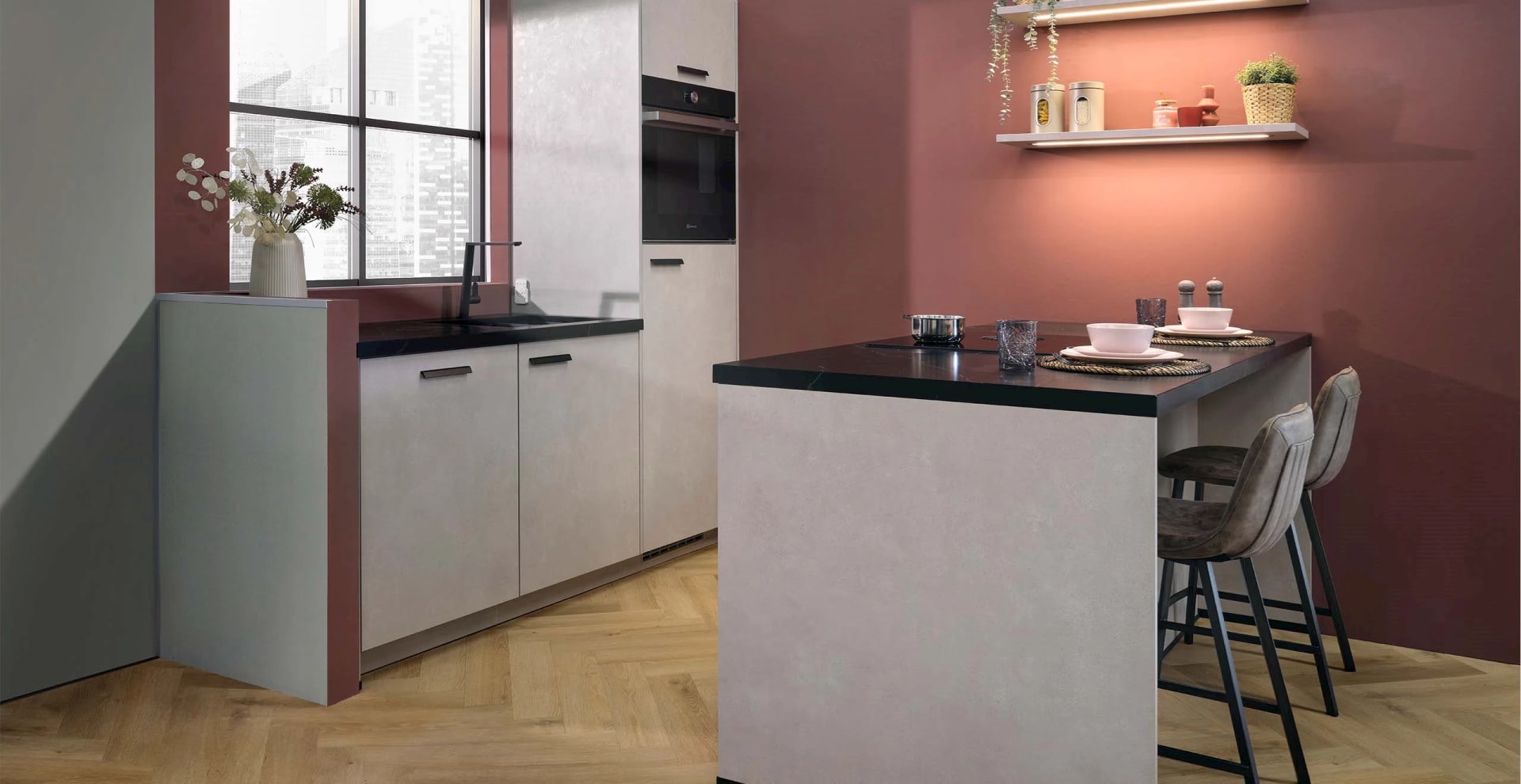 Lichtgrijze keuken met zwart blad