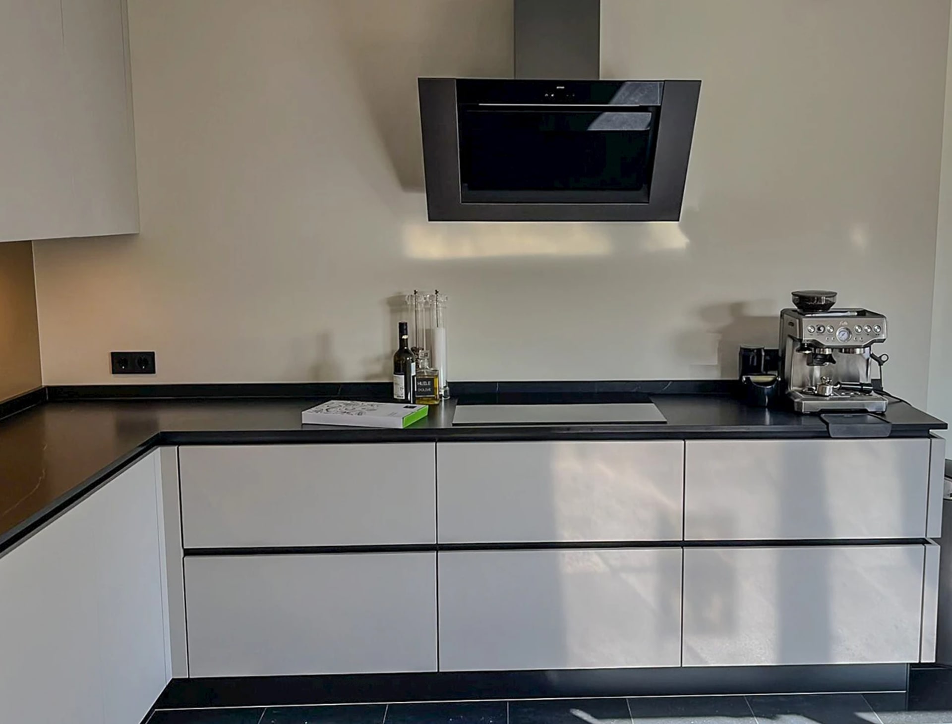 Zandkleurige moderne keuken