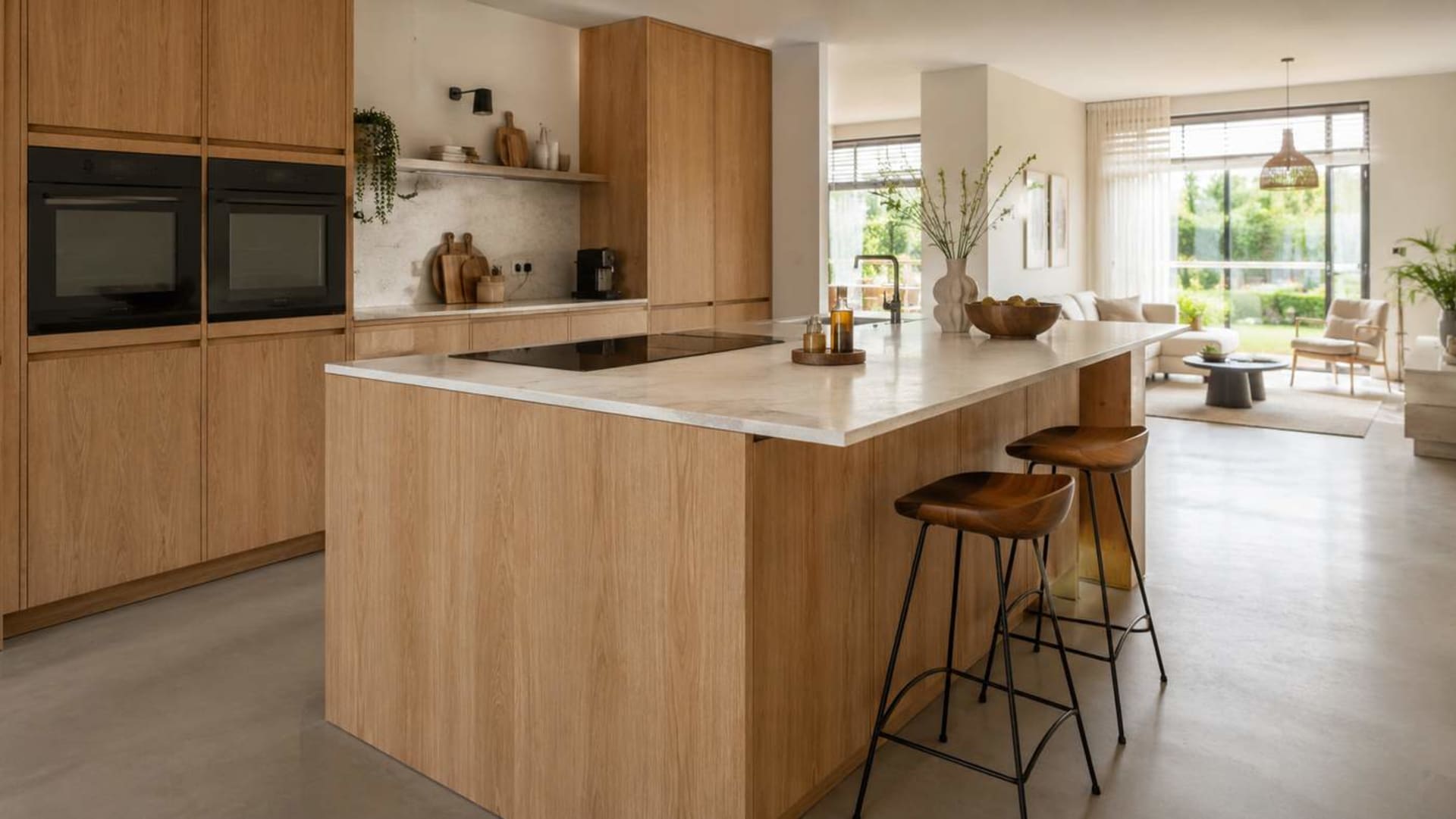 Lichte eiken keuken met kookeiland en een marmerlook werkblad als blikvanger