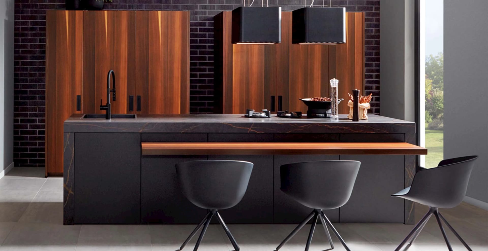 Zwarte keuken met hout