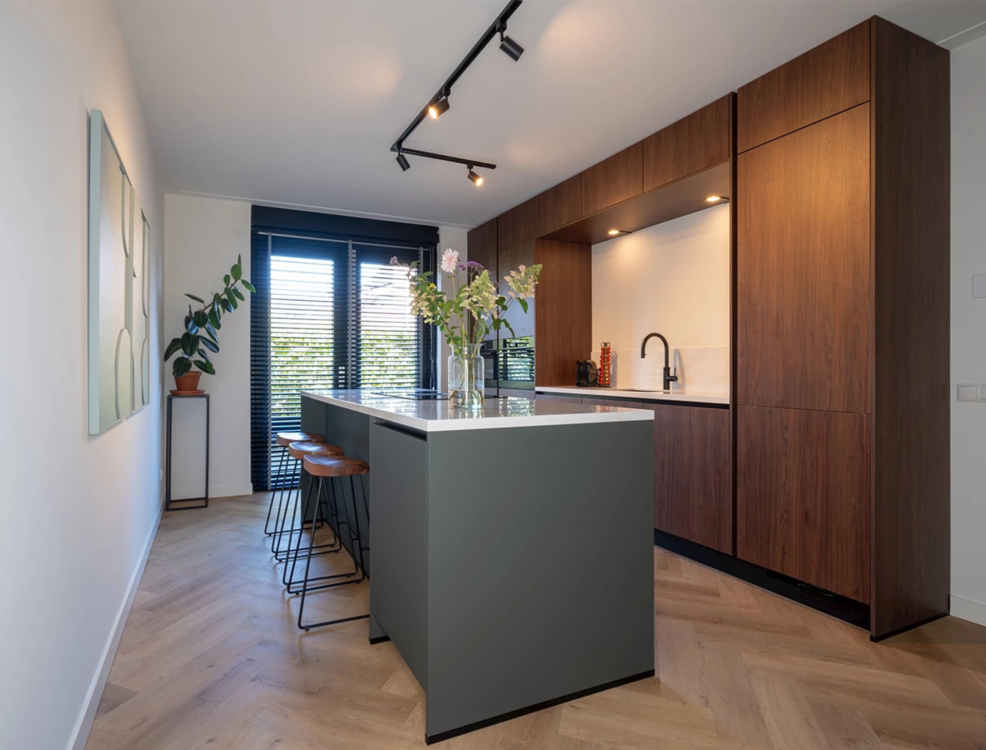 Smalle keuken met eiland en keukenbar