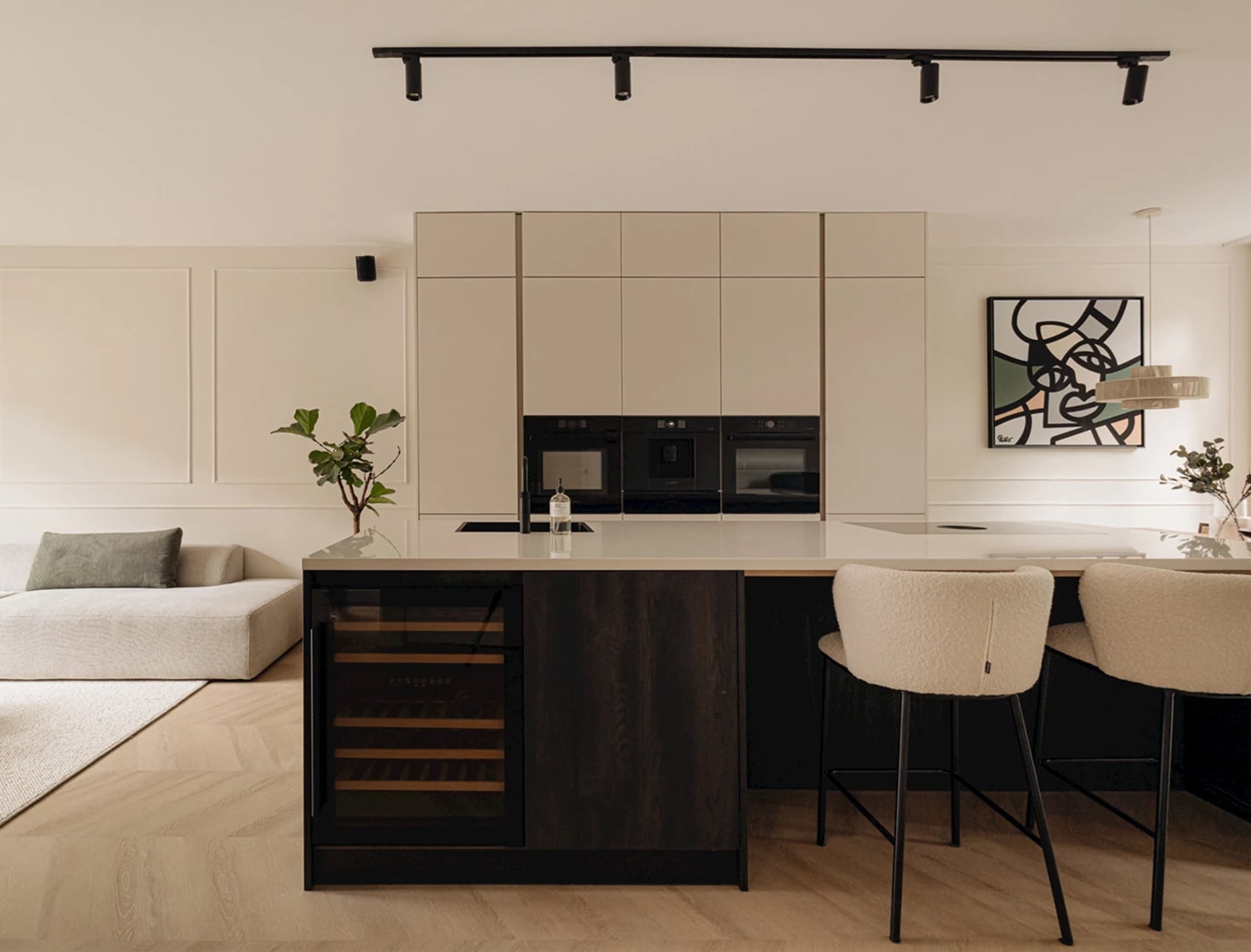 Lichte strakke keuken met eiland