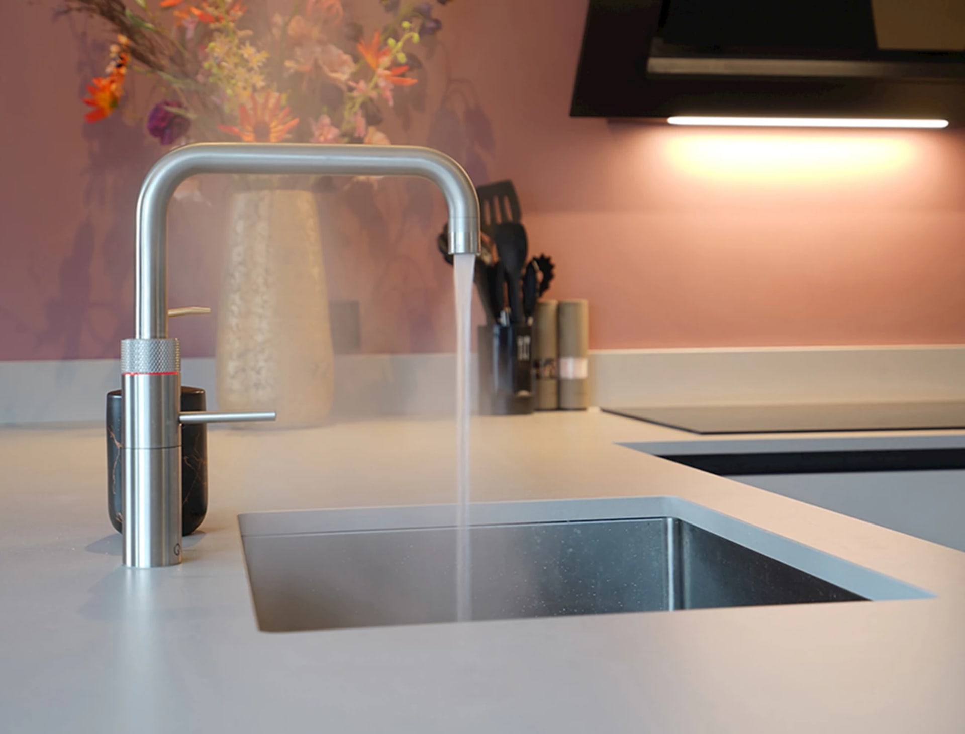 Schoonmaken chromen en rvs-spoelbak en kraan