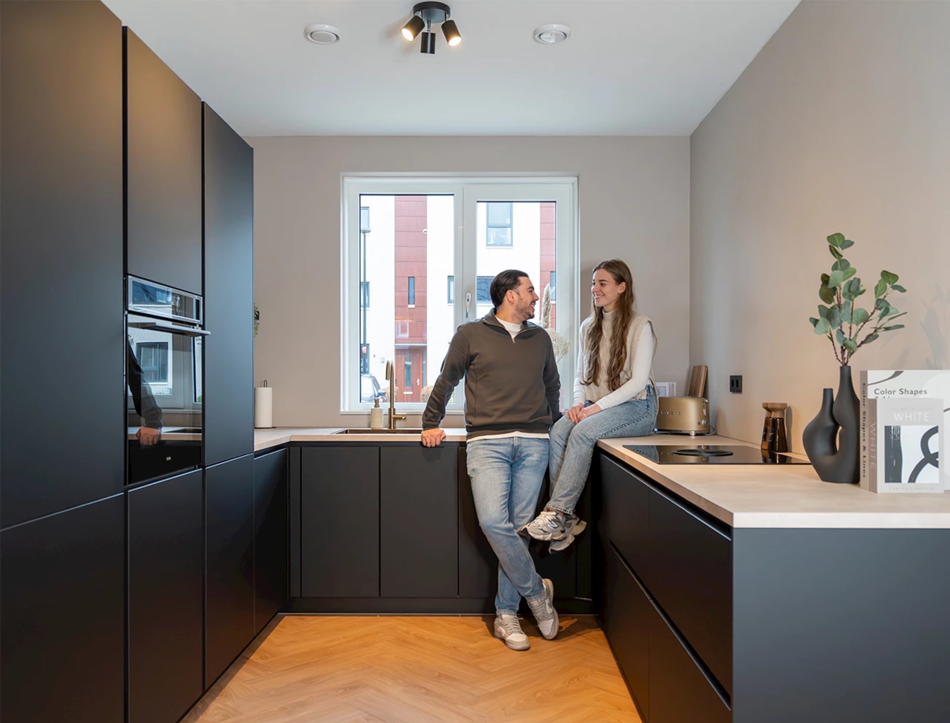 We wilden een keuken zonder gedoe — strak, overzichtelijk en fijn om in te werken. Het voelt nu elke dag als thuiskomen in een ruimte die helemaal klopt.